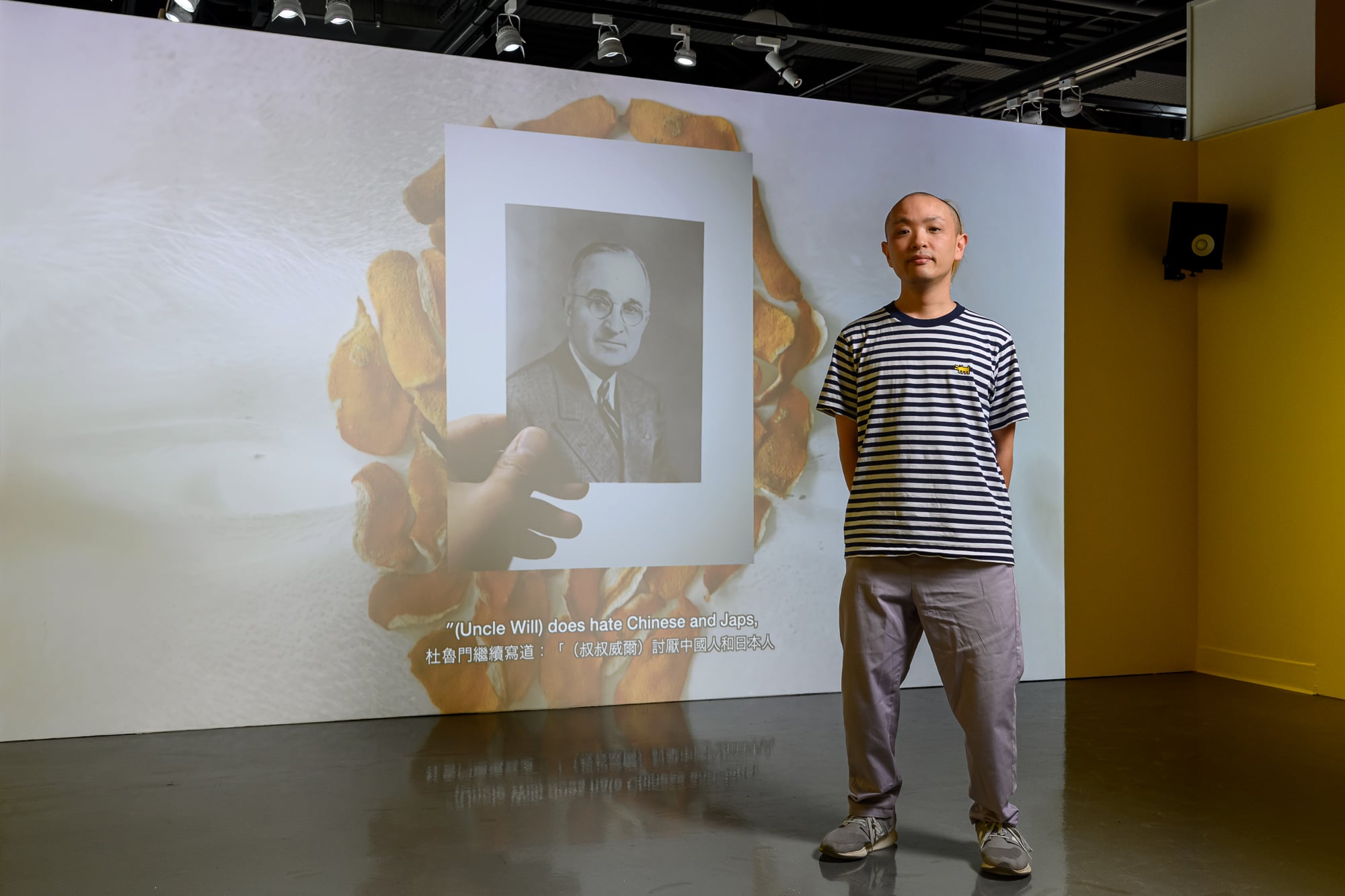 日本藝術家近藤愛助與其作《黃皮》，單頻道錄像、平面輸出，2023。（ANPIS FOTO王世邦攝影，桃園市立美術館提供）