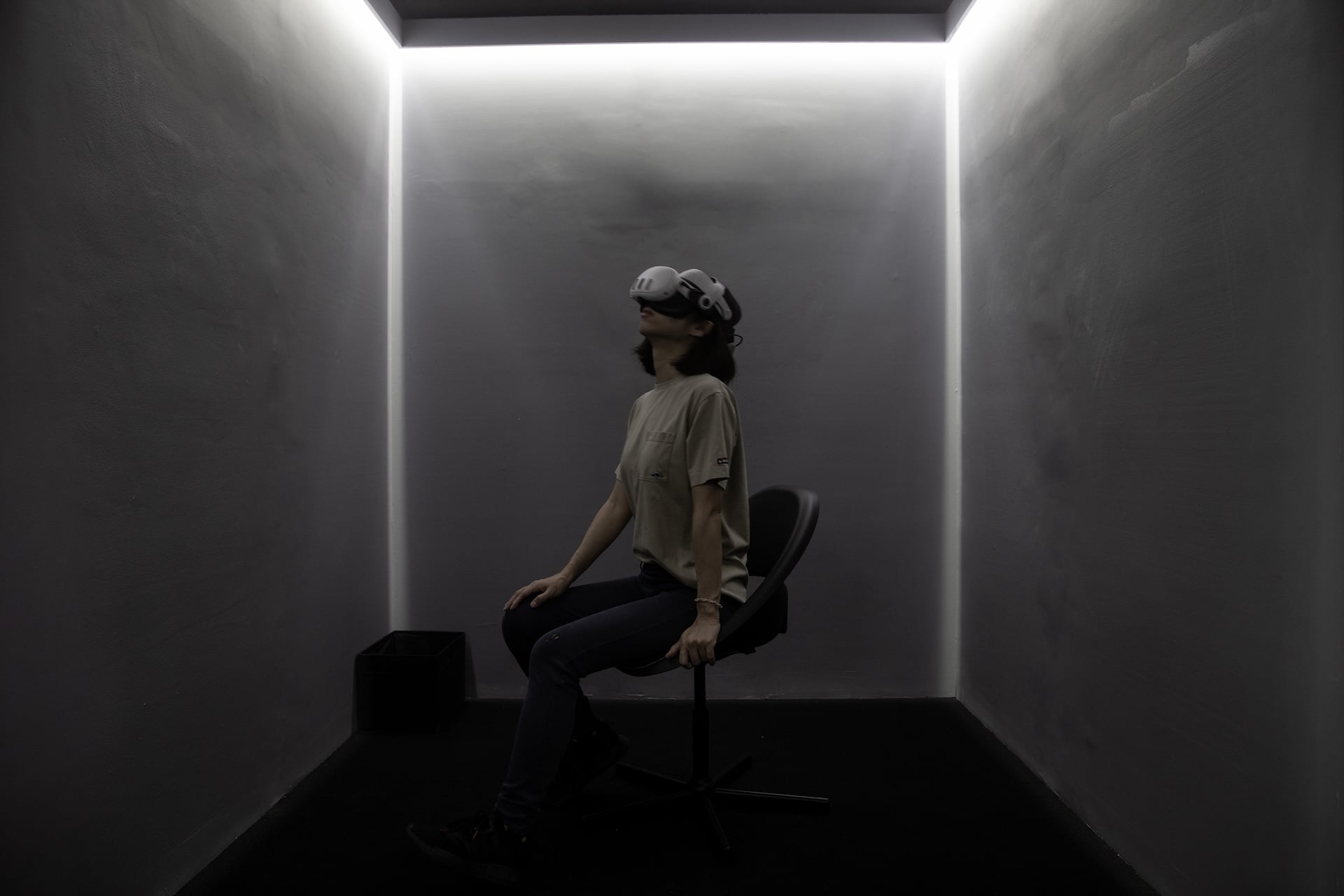 全明遠《時空膠囊—VR攝影計畫》觀眾體驗照。（臺北市立美術館提供）