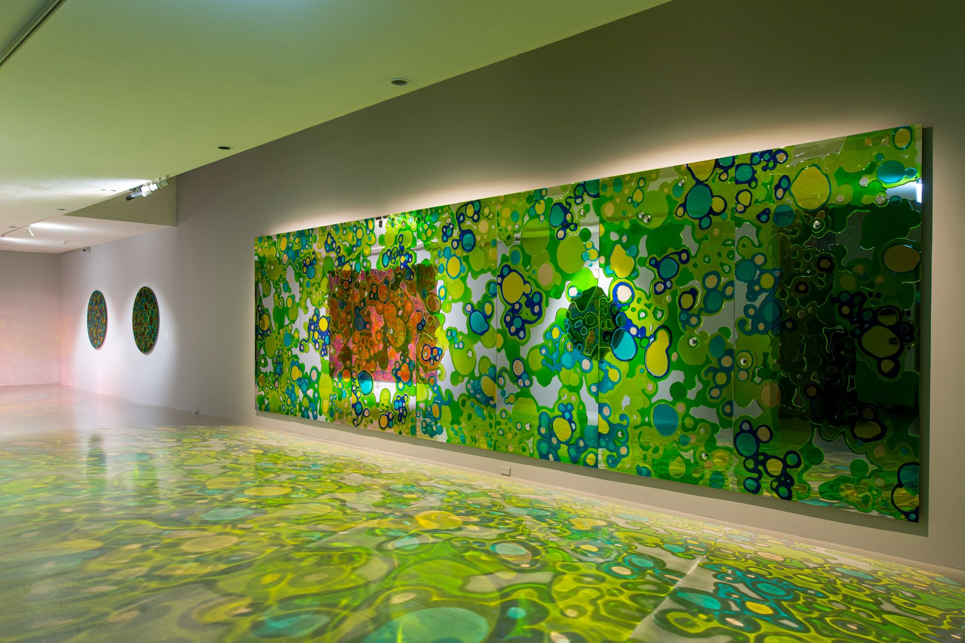 賴純純，《仙鏡奇緣》，鏡版複合媒材，240 × 120 cm (×7)，2018。藝術家自藏。（臺北市立美術館提供）