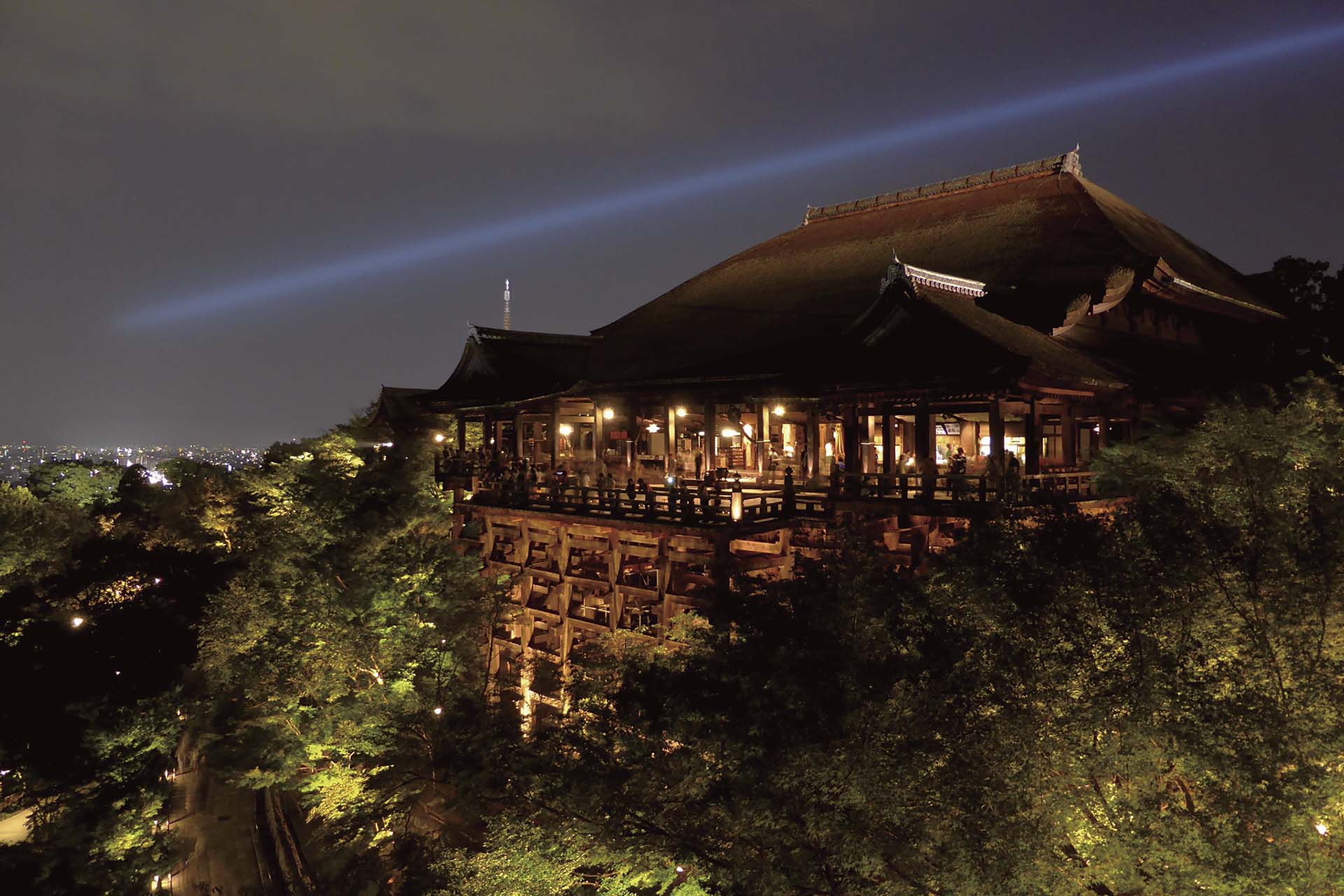清水寺夜間點燈。圖取自Wikimedia Commons。©ttshr1970