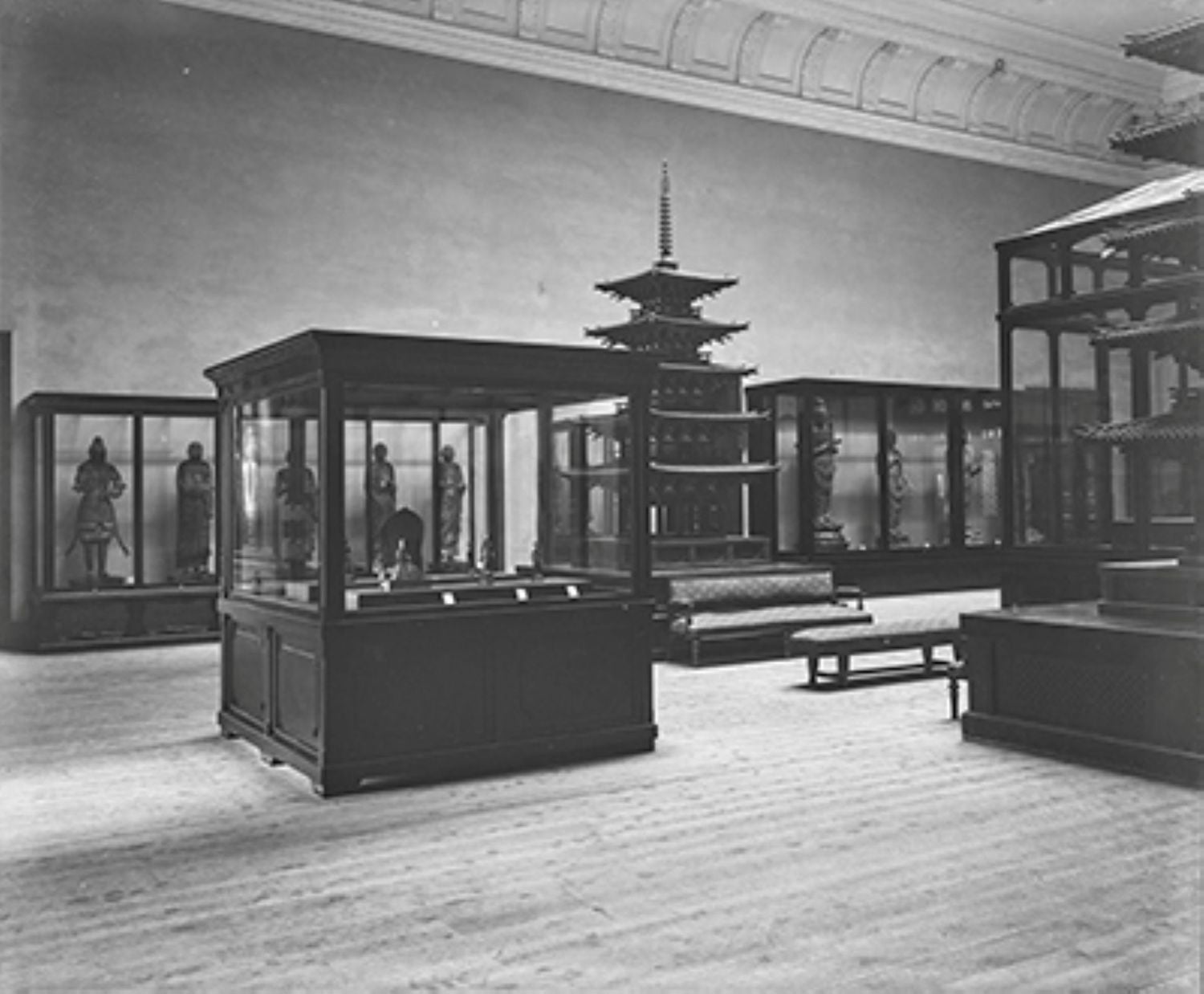 圖3 1895年，奈良國立博物館開館時的本館展示現場。圖／奈良國立博物館。