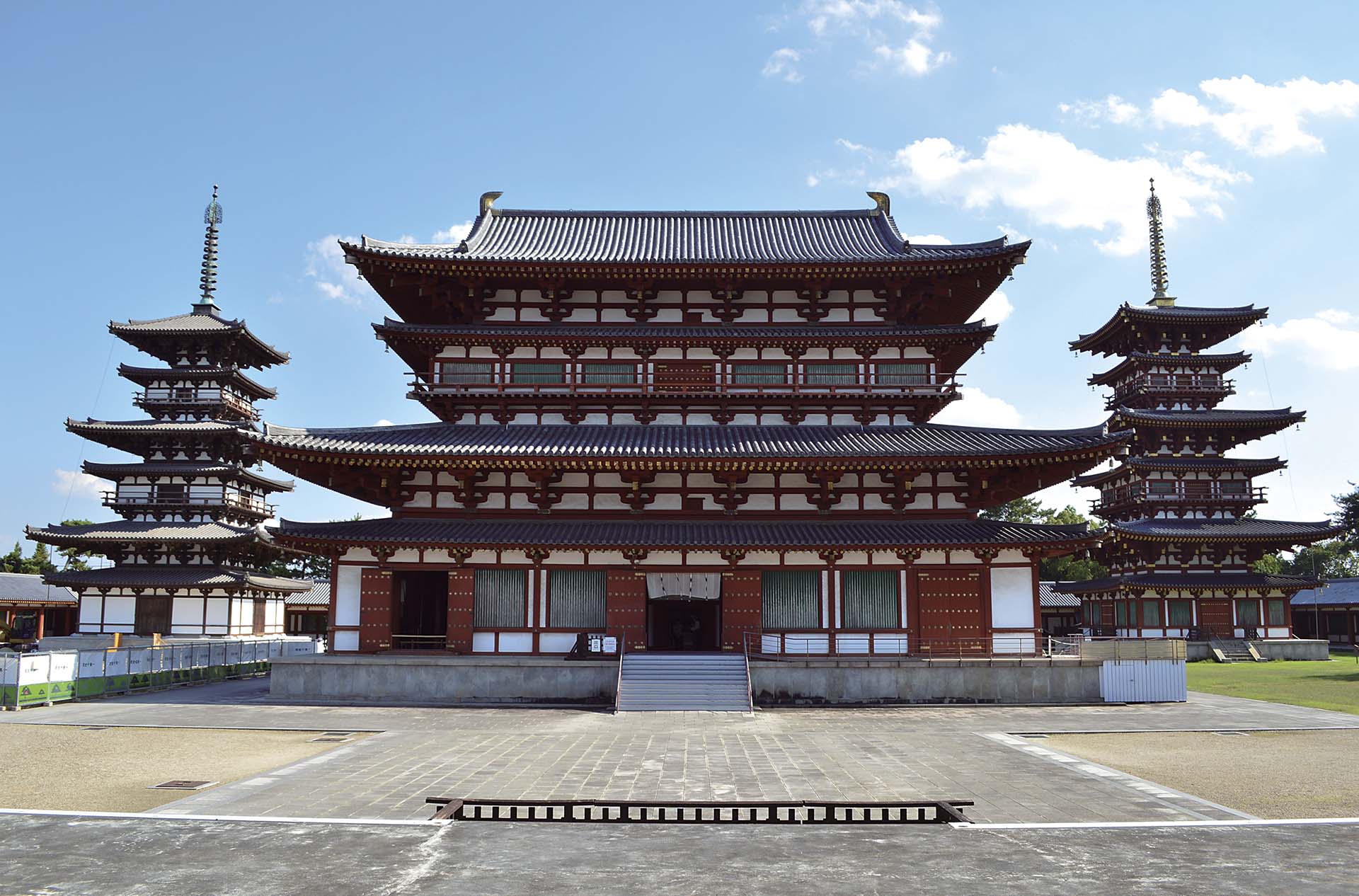 藥師寺金堂與東西塔。圖取自Wikimedia Commons。©Saigen Jiro