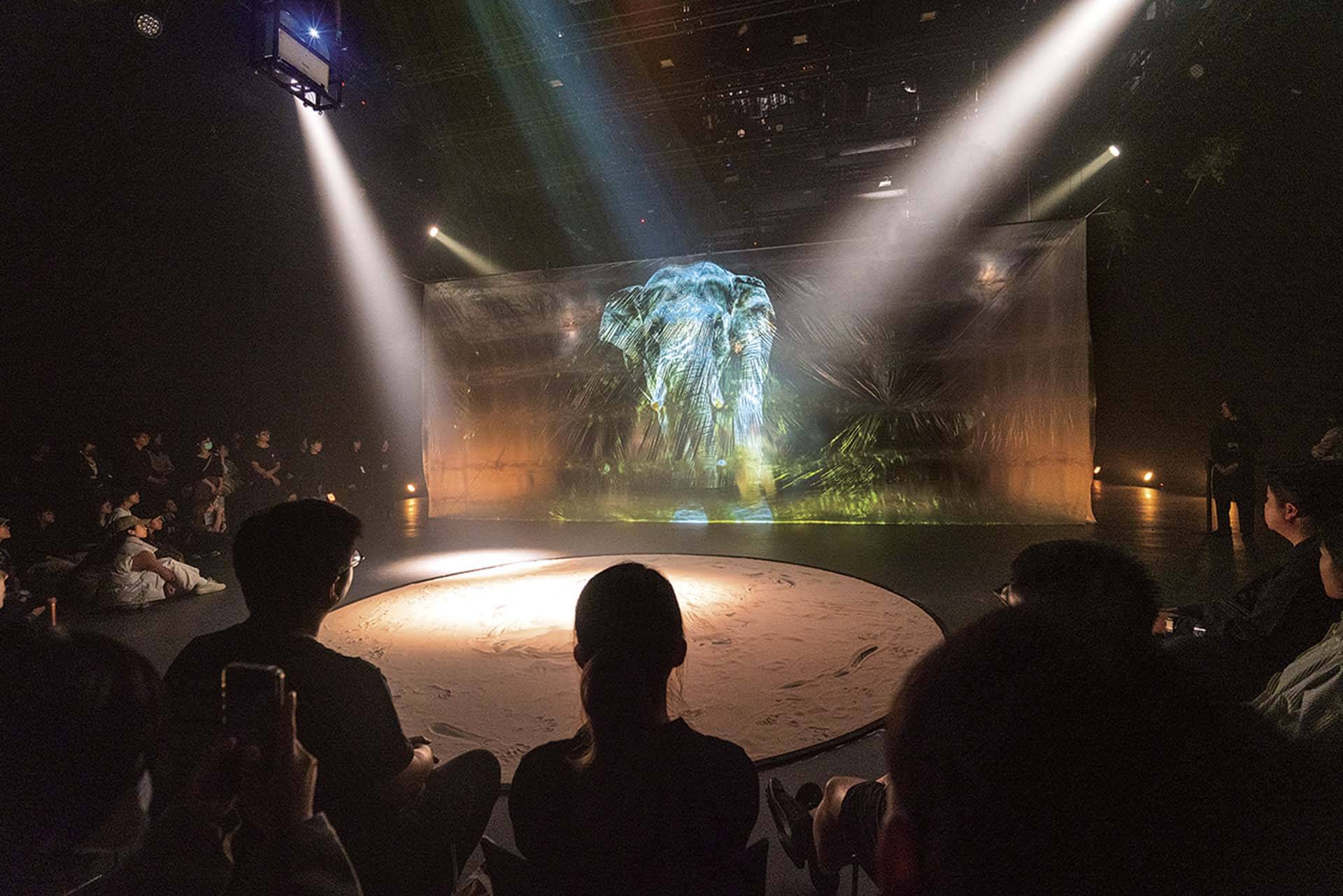 《永生動物園》在劇場空間中轉換場景，講述一幕幕的動物故事。圖為《永生動物園》演出現場。（攝影／張庭甄，電慈學機組工作室—張晏慈提供）