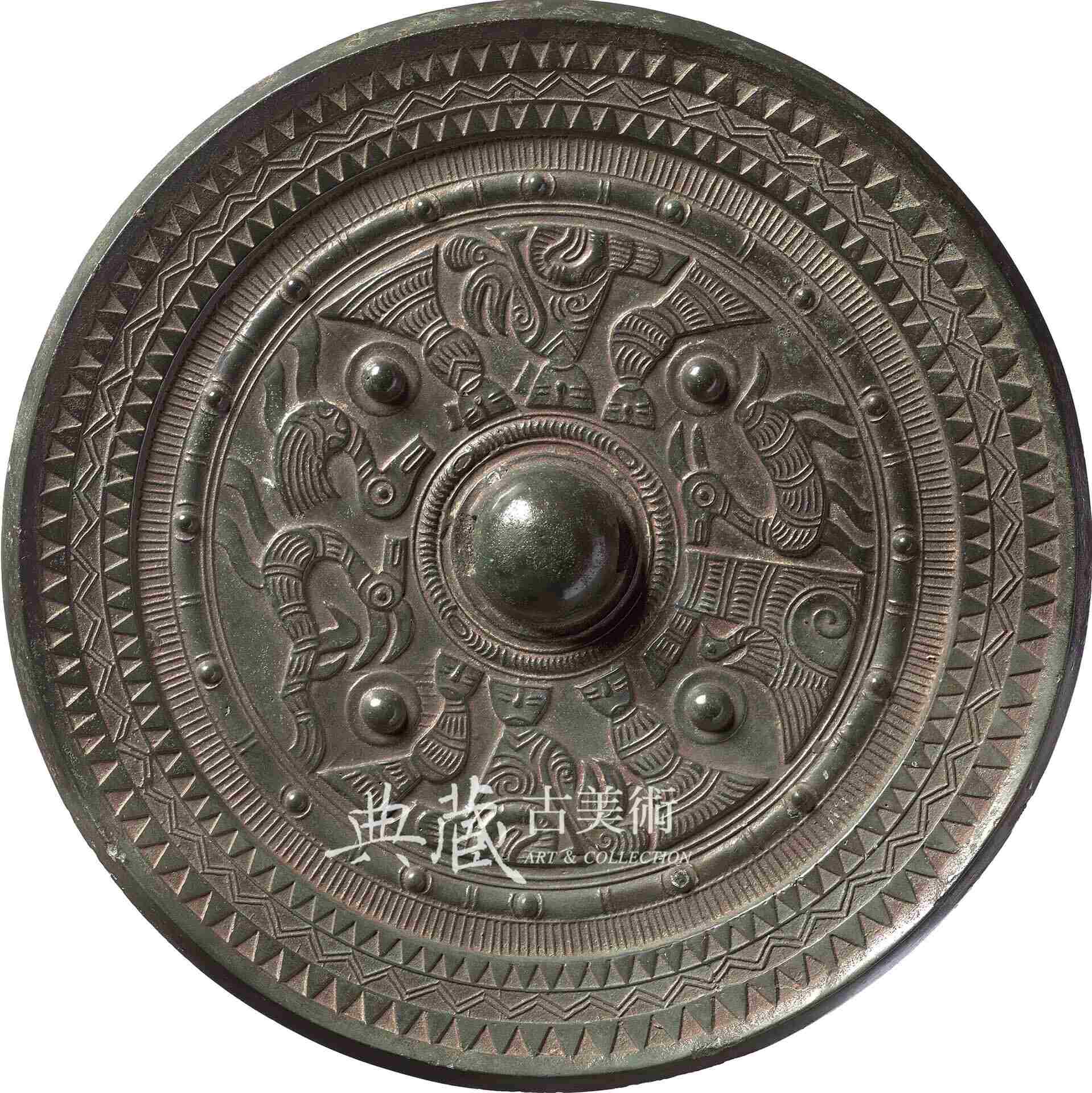 圖10 古墳時代4世紀〈變形神人車馬畫像鏡〉，出土地不明，直徑20.9公分，京都國立博物館藏。全期展出。