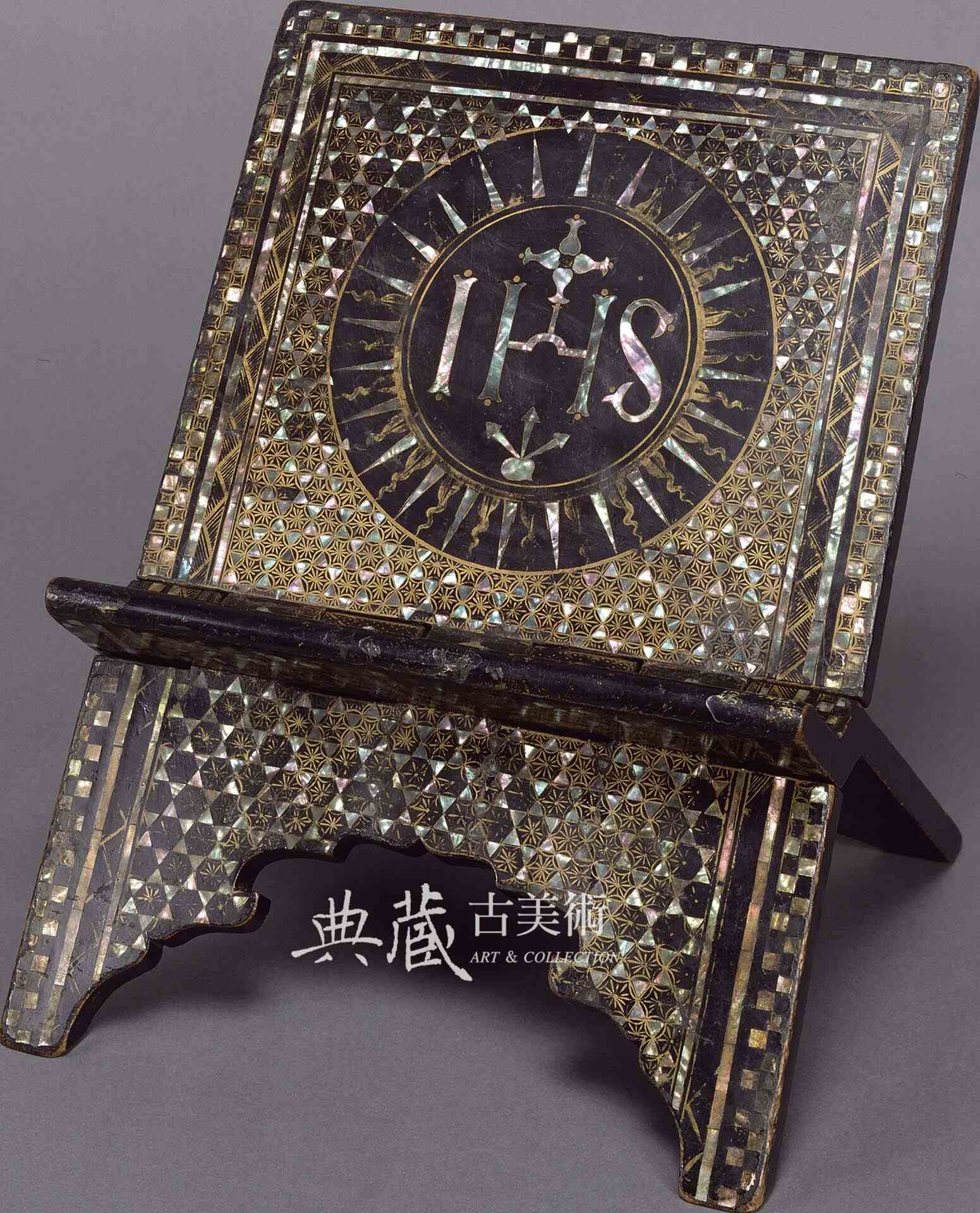 圖12 桃山時代16至17世紀〈IHS紋花入籠目紋蒔繪螺鈿書見台〉，寬31.2公分，高34.7公分，深31.9公分，京都國立博物館藏。全期展出。