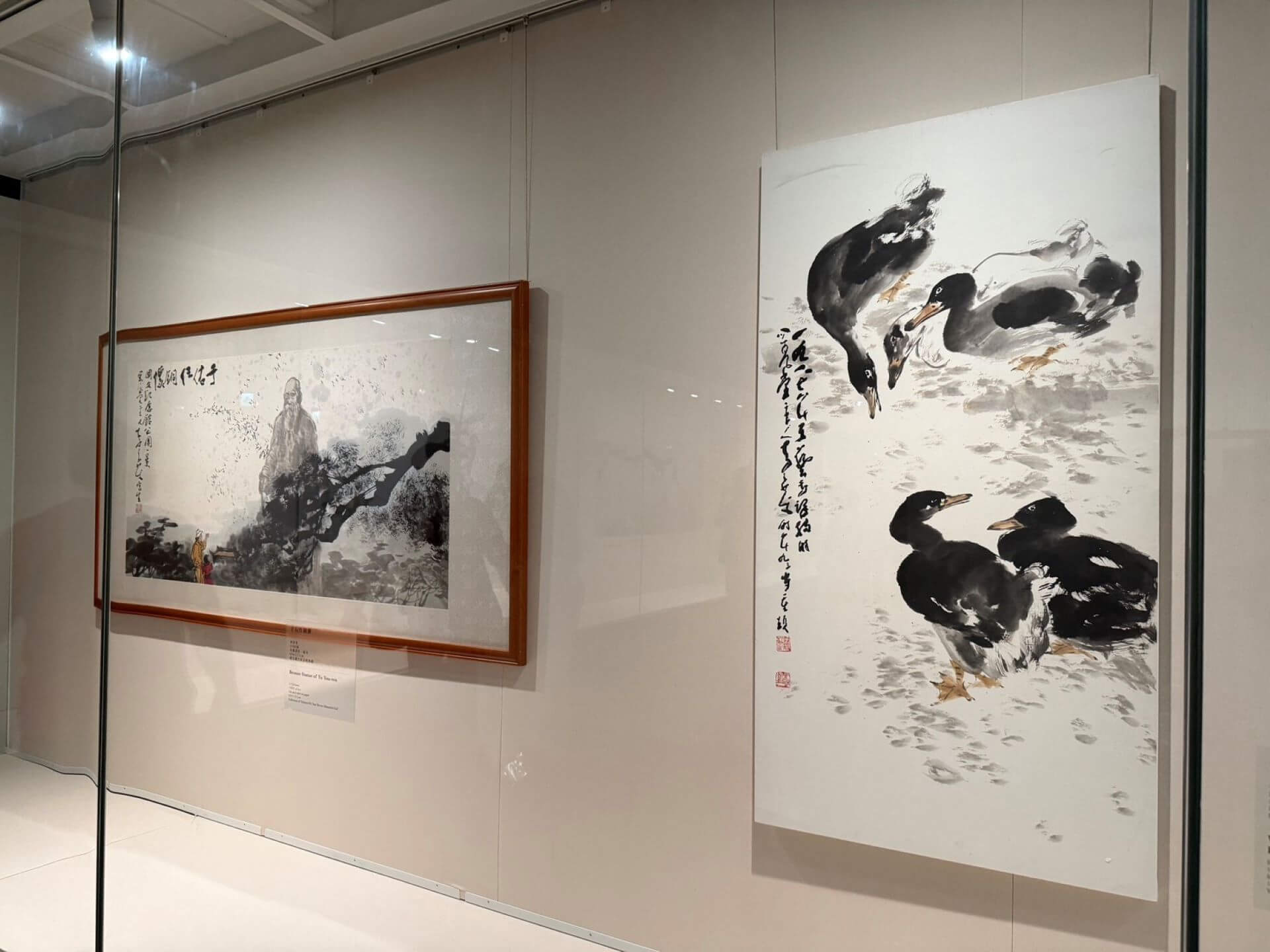 右側 李奇茂《春江水暖鴨先知》，1988，水墨設色、紙本，138×70公分，雲台藝術研究中心藏。（攝影／朱佑霖）