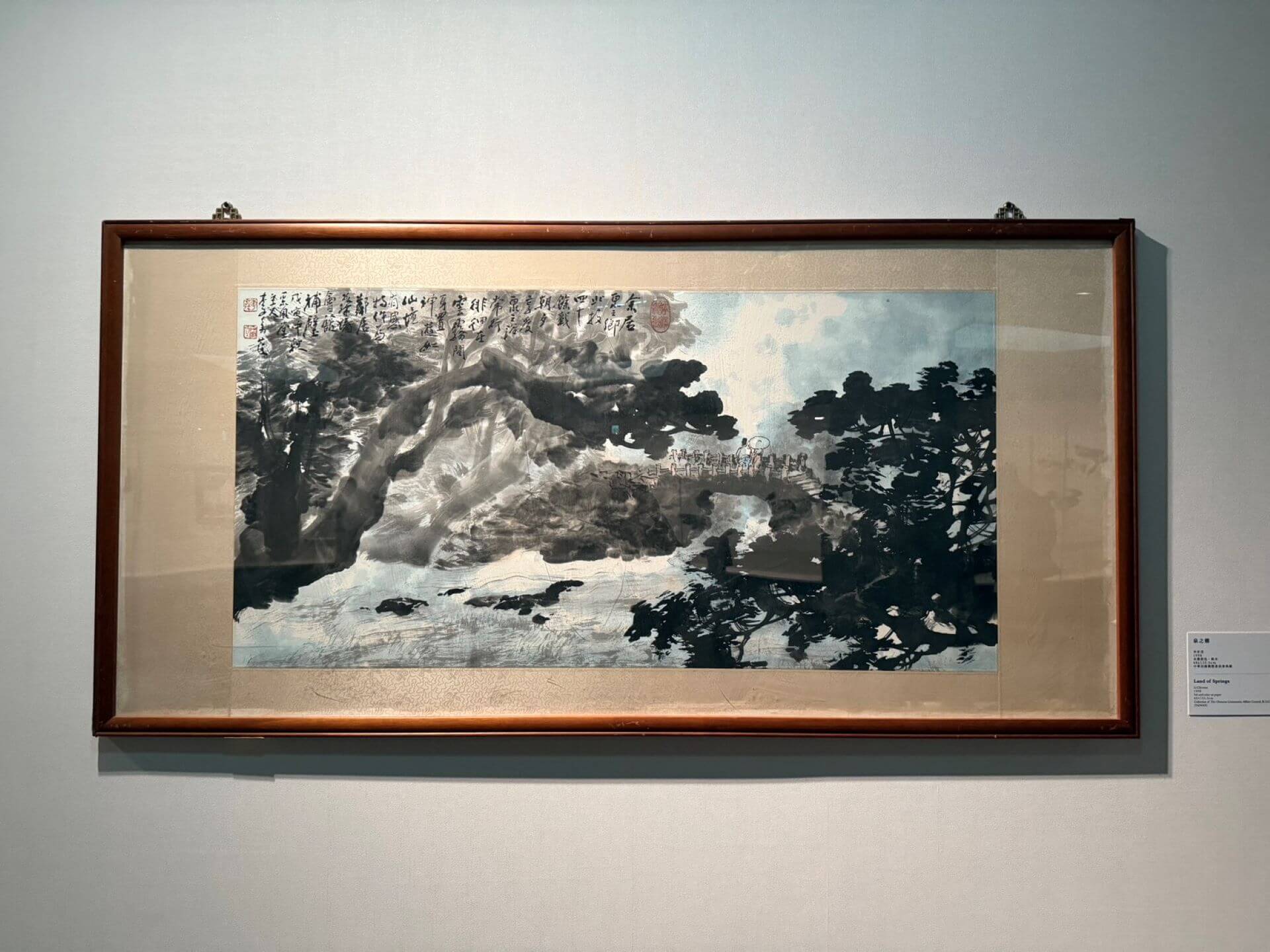 李奇茂《泉之鄉》，1998，水墨設色、紙本，68×135.5公分，中華民國僑務委員會藏。（攝影／朱佑霖）