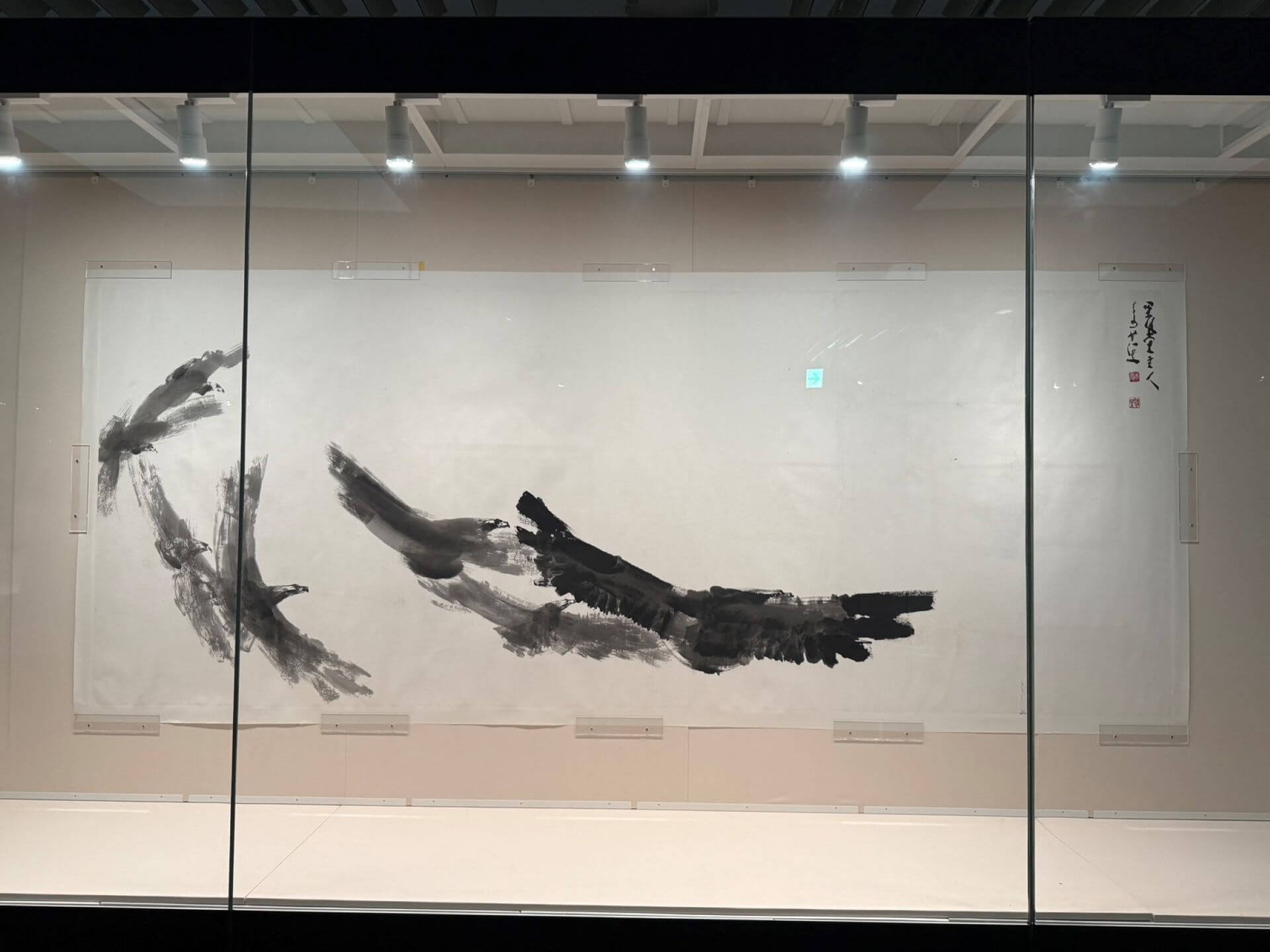 李奇茂《群鷹會》，1990，水墨設色、紙本，144×363.5公分，雲台藝術研究中心藏。（攝影／朱佑霖）