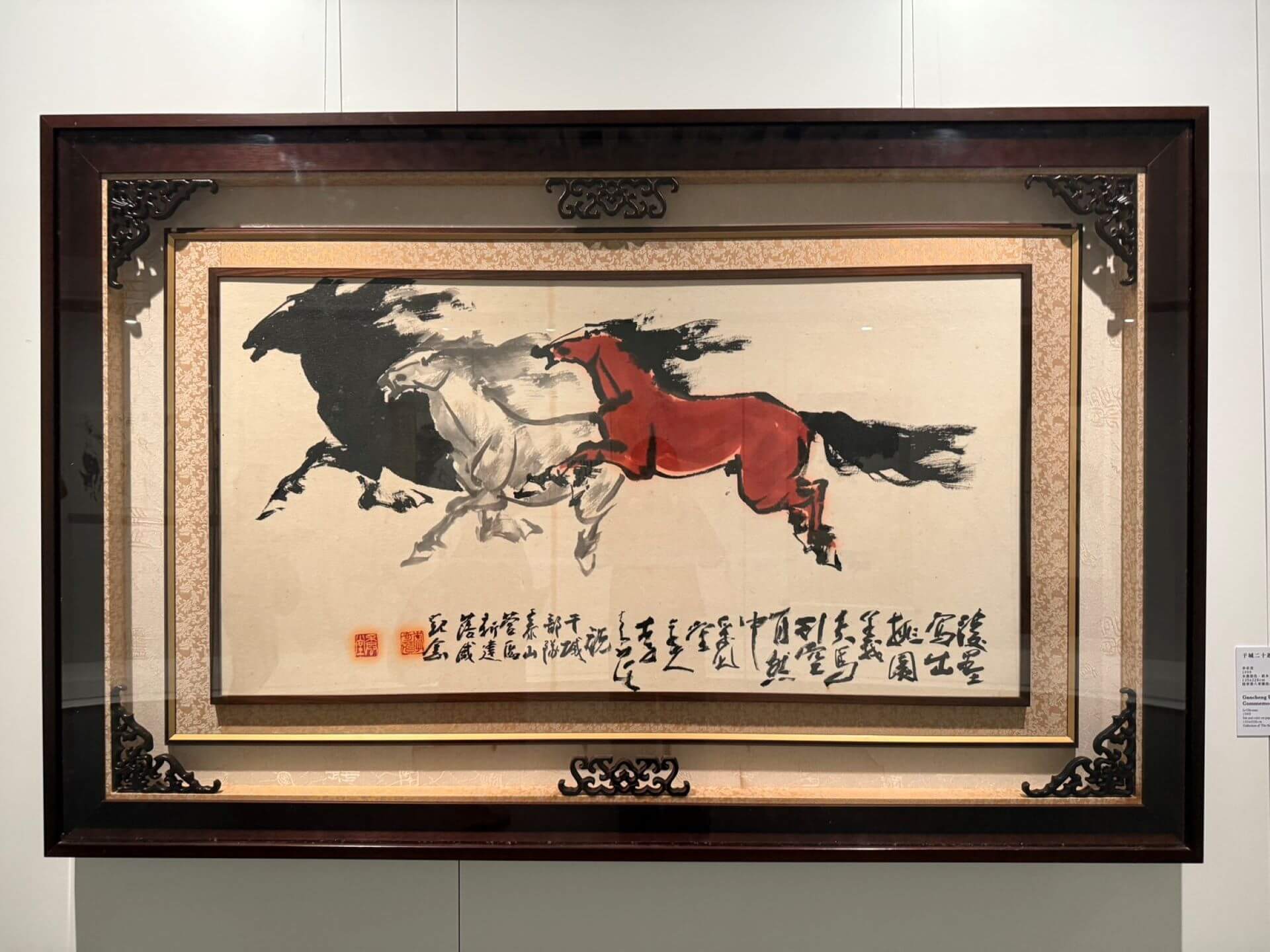 李奇茂《干城二十週年紀念》，1999，水墨設色、紙本，135×228公分，陸軍第八軍團指揮部藏。（攝影／朱佑霖）