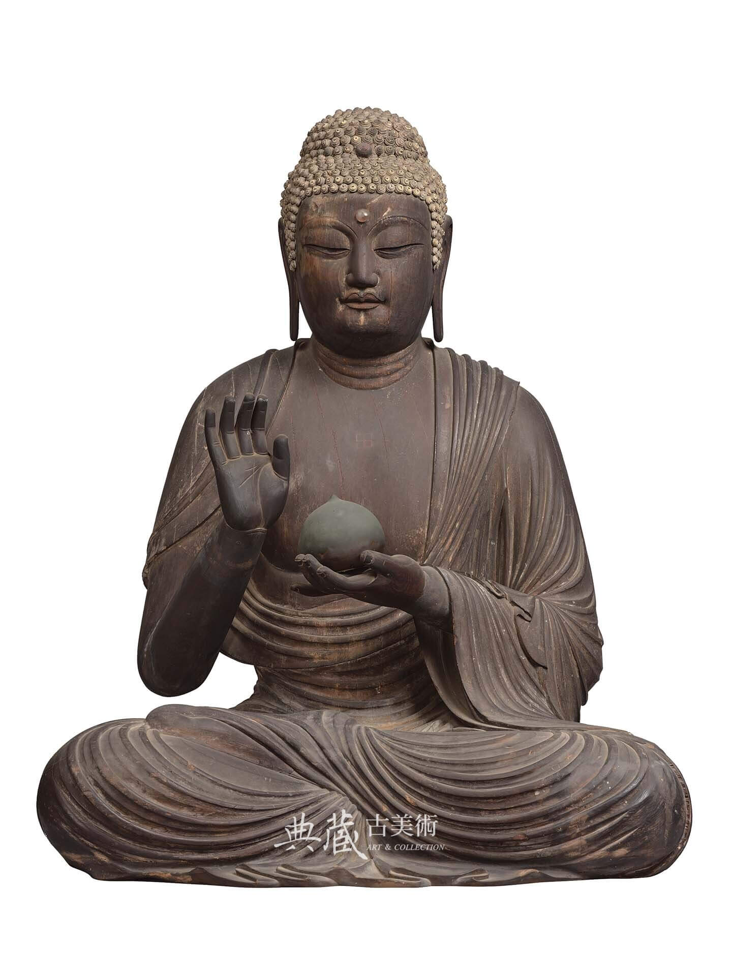 圖14 國寶 平安時代9世紀《藥師如來坐像》，大阪獅子窟寺藏。攝影／佐佐木香輔。全期展出。