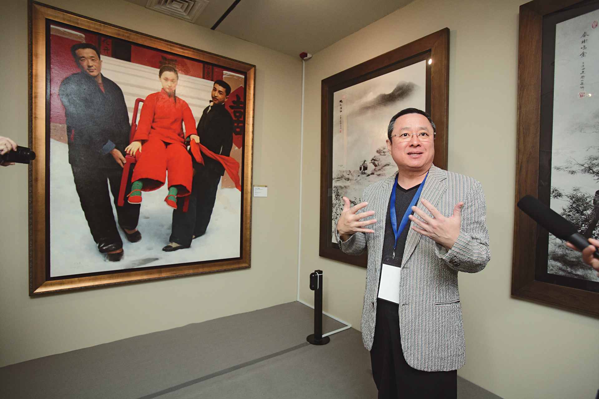 潘文華於第十屆理事長任內，引進五位新會員：呂學圖、施俊兆、馬維建、張威儀、詹忠志，均有質量精美的現當代藝術收藏。這五位新血的收藏，加上老會員的油畫藏品，使得本次清翫大展的油畫類展品，成為最吸睛的展場之一。圖為油畫項目召集人施俊兆，於展場內介…