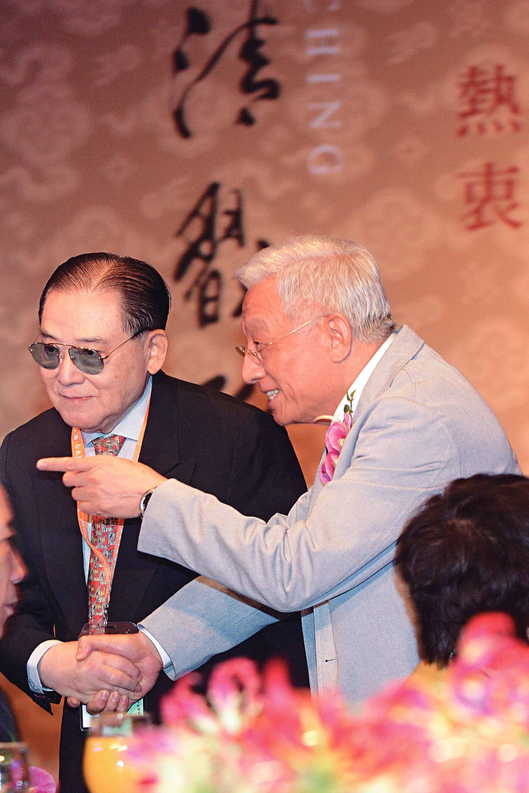 今年的華人收藏家大會，由曹興誠擔任華人收藏家大會台北籌委員主任，因此曹董多了一個稱號：「曹主任」。曹主任與香港知名收藏家張宗憲（左），都是收藏圈裡的風流才子。此次張宗憲前來參與清翫開幕與華人收藏家大會，王定乾戲稱，張宗憲得包機才載得下他的眷…