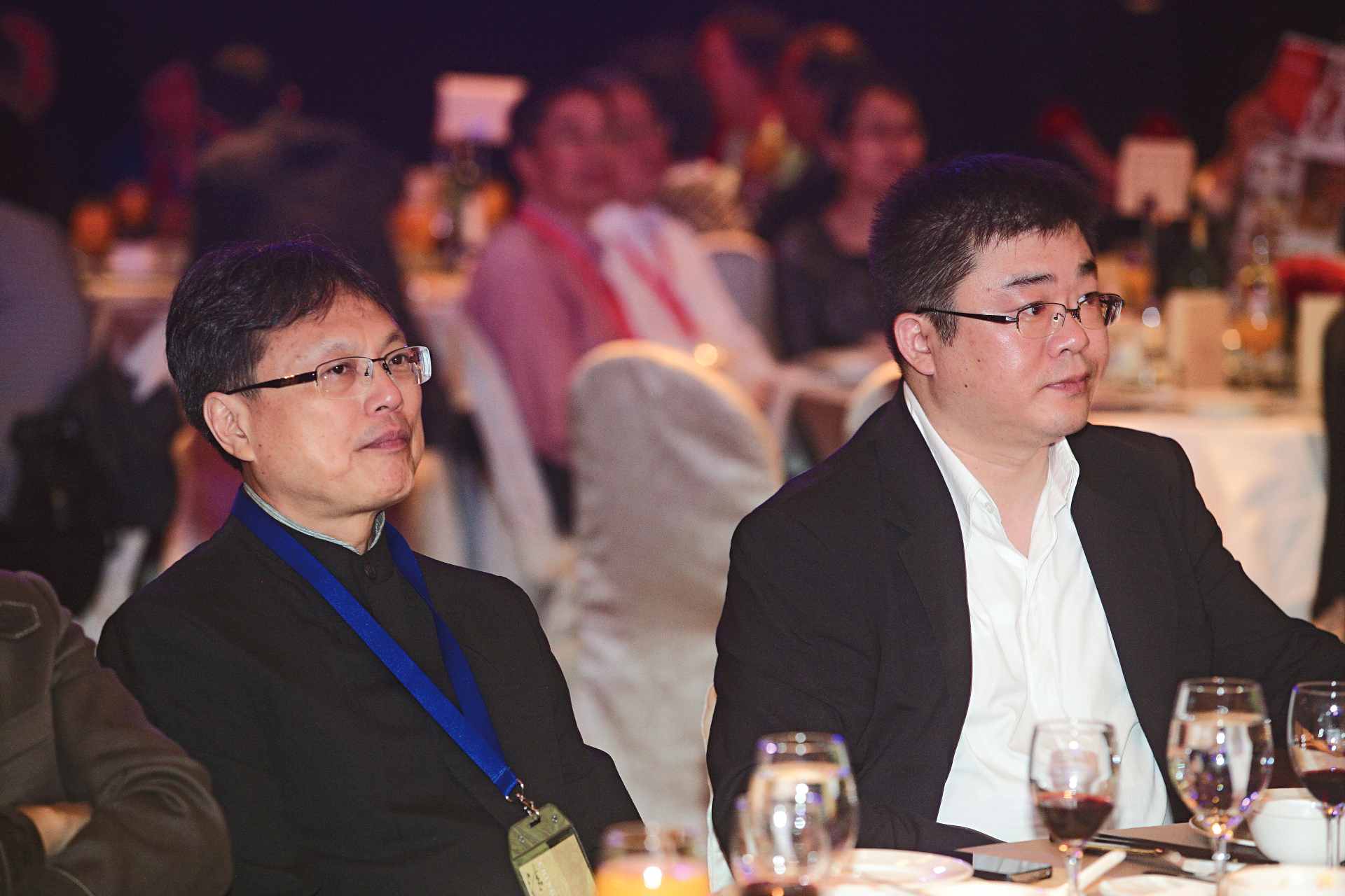 洪三雄擔任第九屆清翫理事長（左），在任內籌組了2009年於北京首都博物館，清翫藏家與中國大陸收藏家合辦的盛世氣象大展，清翫藏品讓北京收藏圈再度驚豔。洪三雄身旁為近七年來快速成長的北京保利拍賣執行董事趙旭。（攝影／吳東岳）