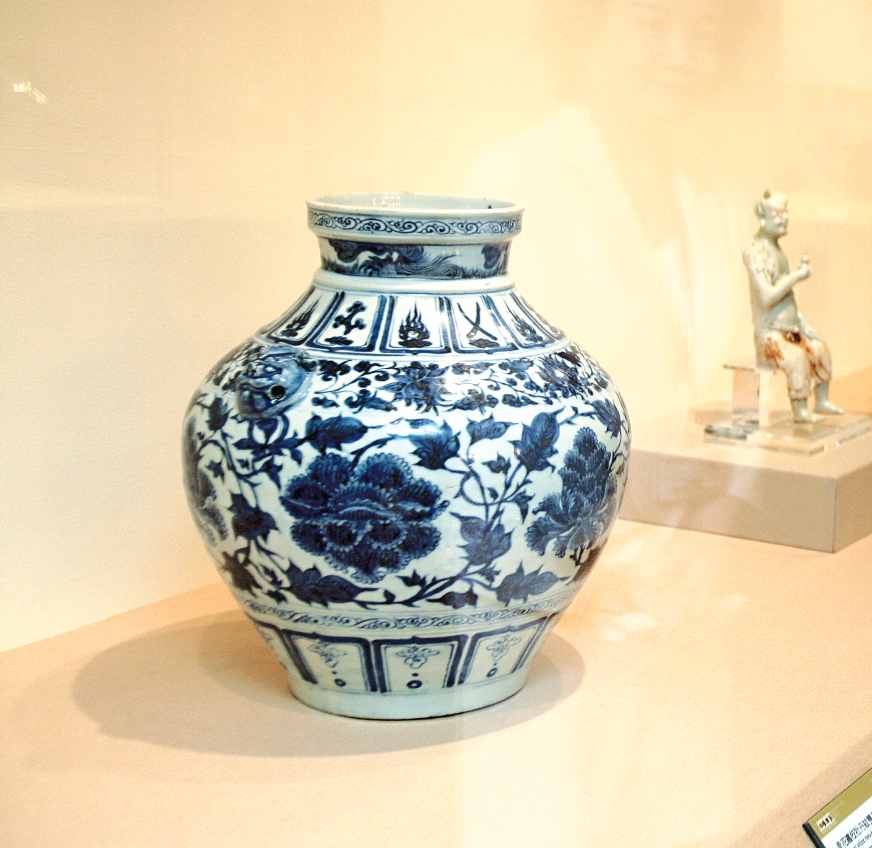 清翫成員的瓷器收藏，件件令人心醉。圖為史博館清翫展場的器物展區，此為元《青花牡丹紋葫蘆瓶》。（攝影／陳永錚）