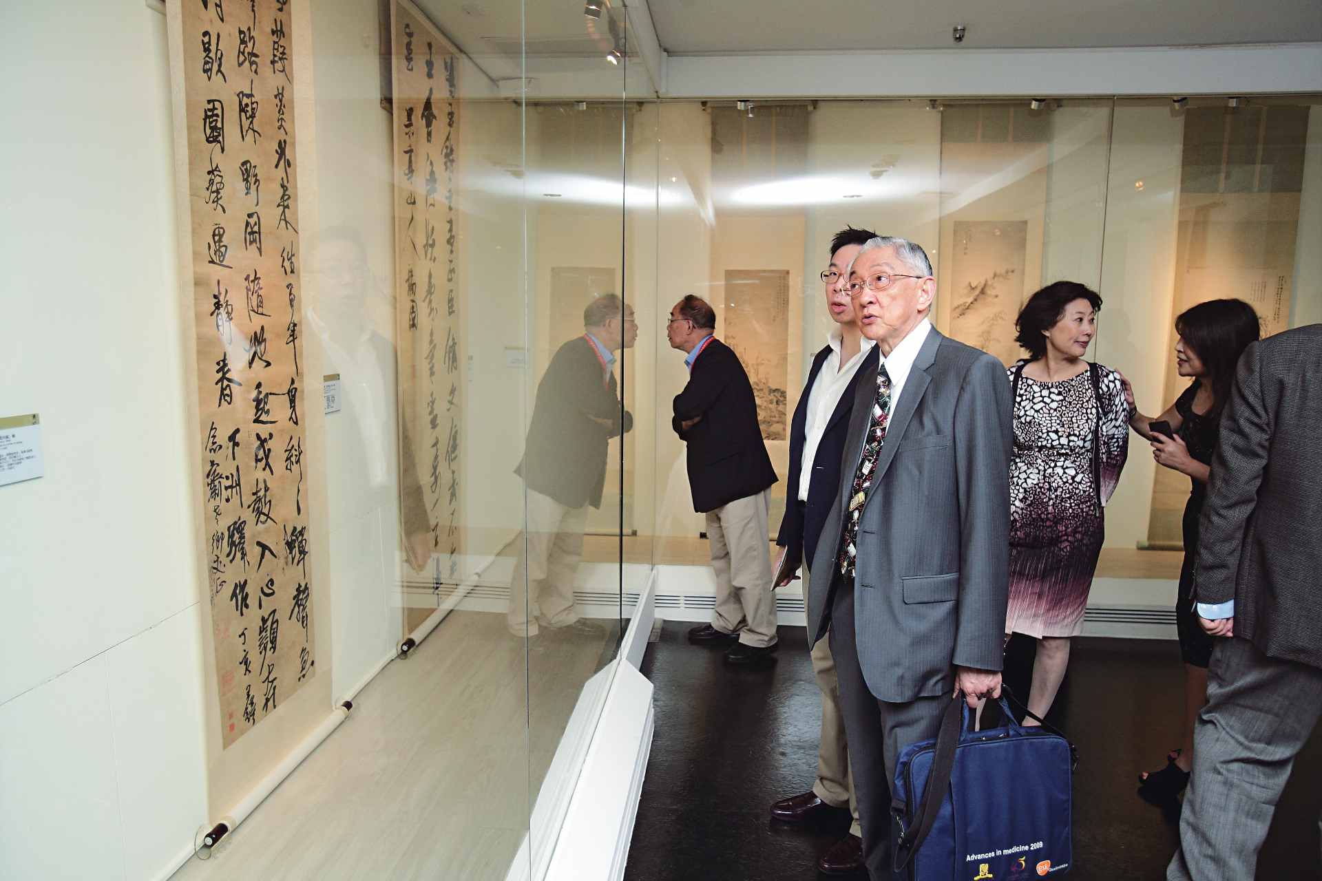 清翫大展吸引諸多海內外重要藏家前往一探。圖為香港知名收藏團體敏求精舍主席葉承耀。葉承耀正仔細賞析清翫展品：王鐸《草書秋風五言詩》軸。（攝影／陳永錚）
