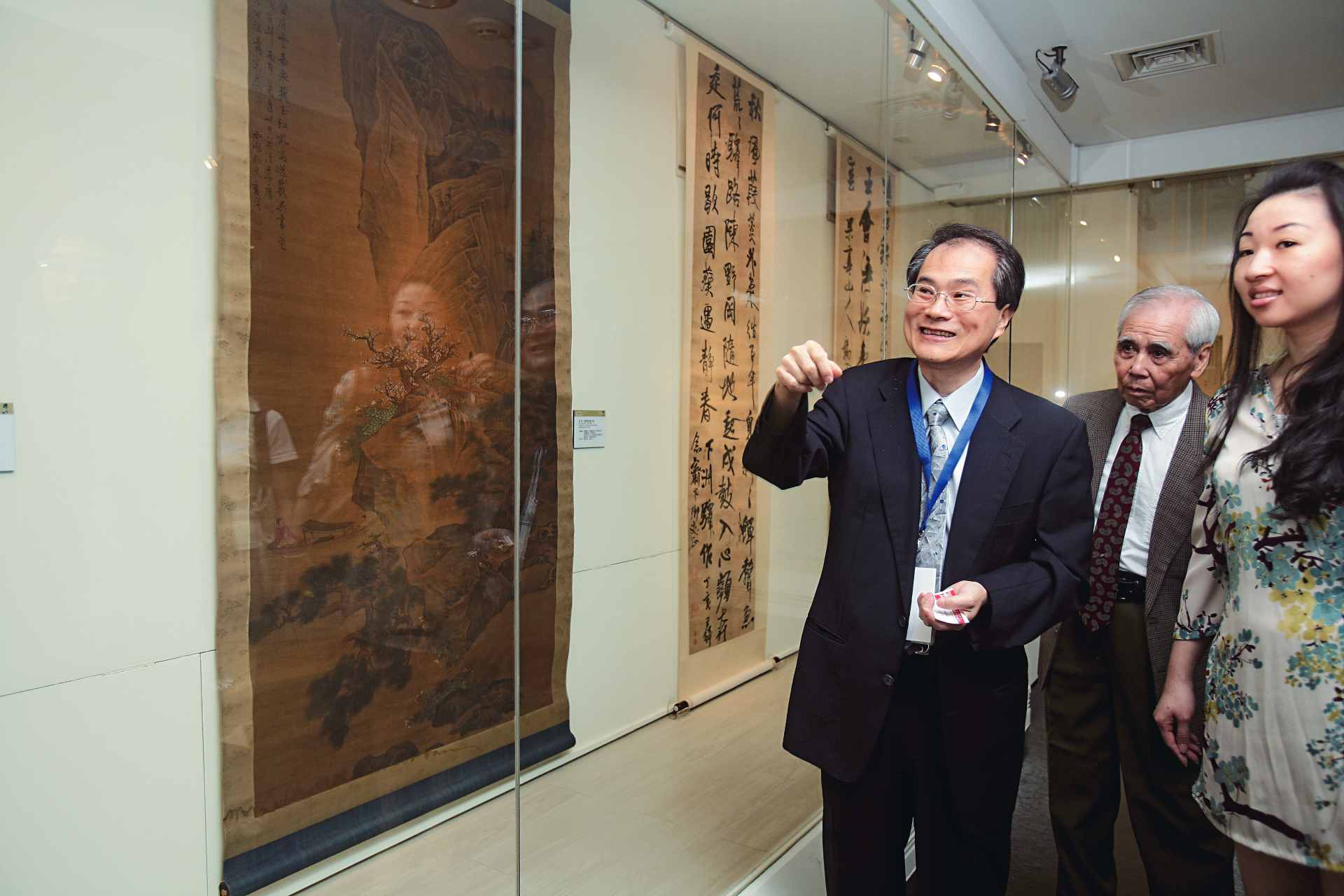 石允文（左）擔任本次清翫大展書畫項目召集人，負責整合清翫會兄可觀的書畫收藏。（攝影／陳永錚）