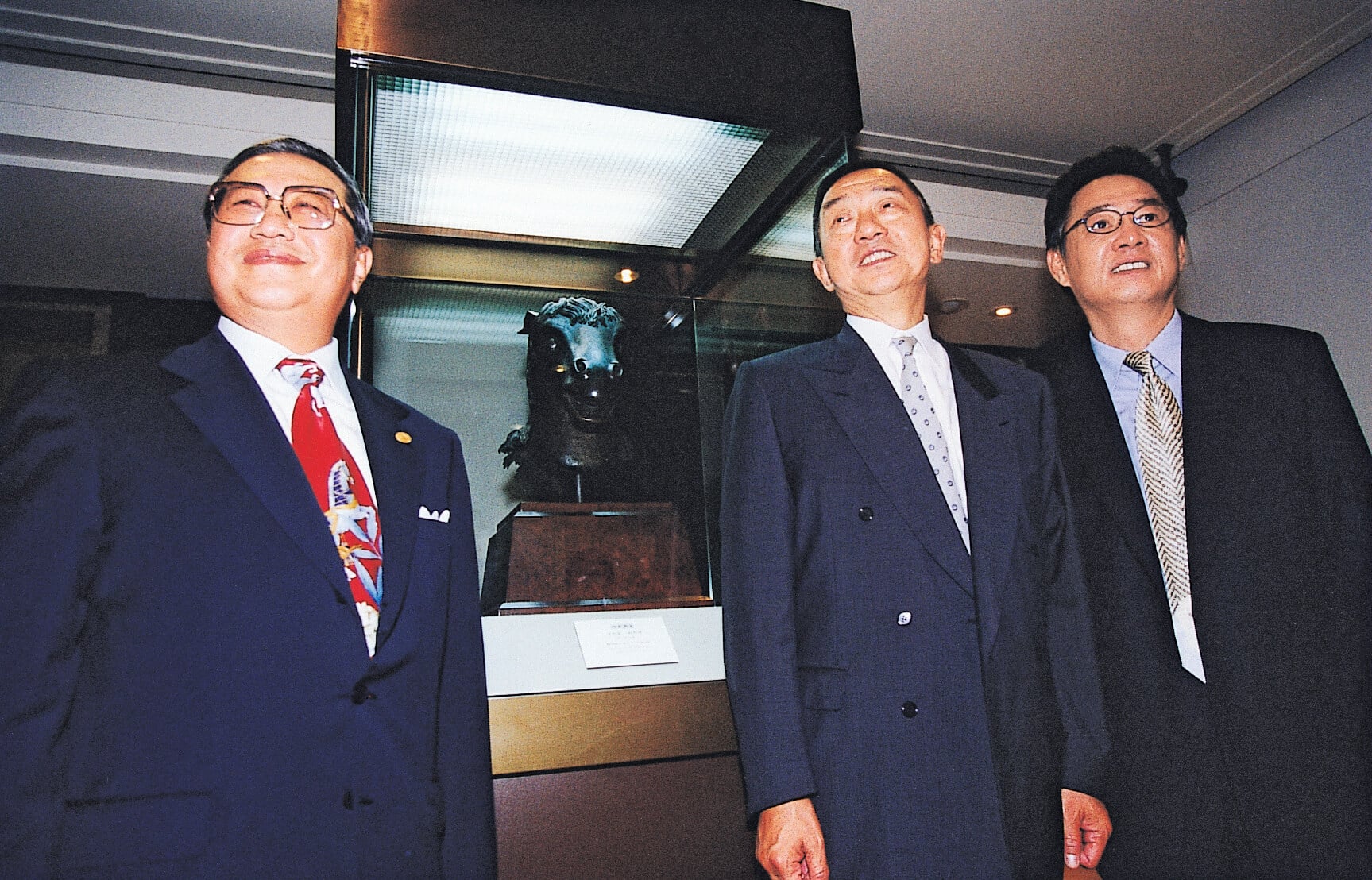 在2007年轟動藝術收藏圈的圓明園十二生肖銅馬首的上拍，最後雖然沒有在香港蘇富比公開拍賣，但由賭王何鴻燊購下轉贈中國，也傳下佳話。銅馬首也曾是清翫會兄藏品，此為清翫在鴻禧美術館展出時，駱錦明、馬志玲與周義雄（由左至右）合影。