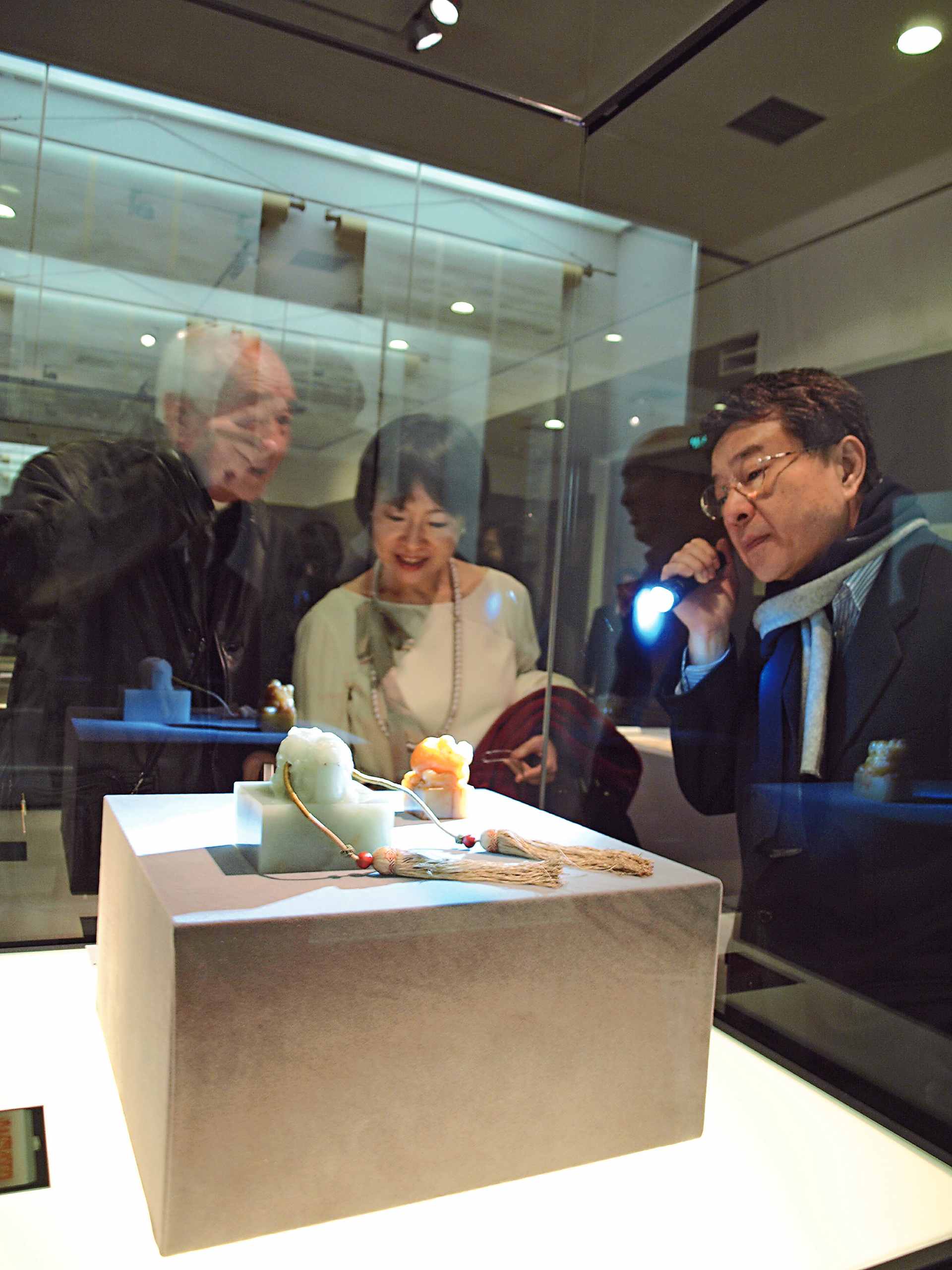 2009年，北京首都博物館「盛世氣象─海峽兩岸重要藏家文物收藏高端展」，展出清翫會員與中國收藏家的精品。圖為清翫的香港會兄陳永杰（右），仔細端詳這方玉璽。（攝影／林亞偉）