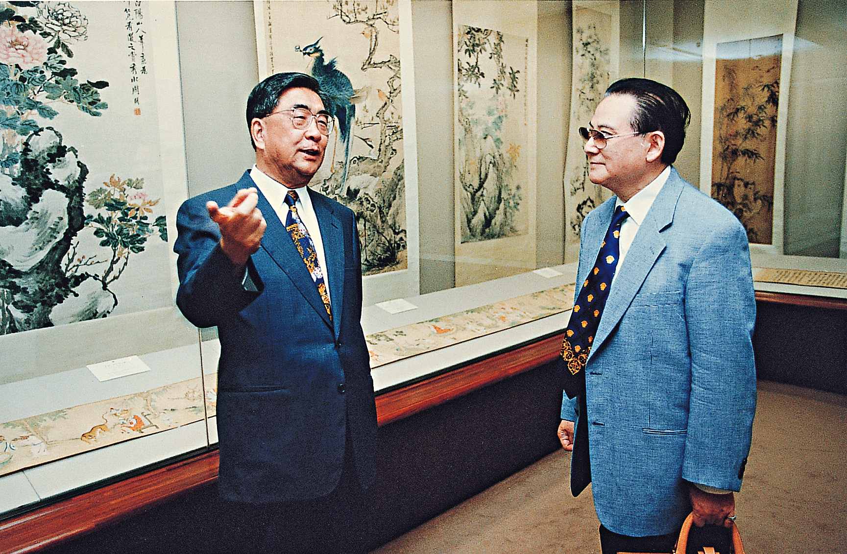 蔡一鳴與香港知名收藏家張宗憲（右），兩人高大帥氣，俱是收藏圈中風流倜儻的人物。（本刊資料室）