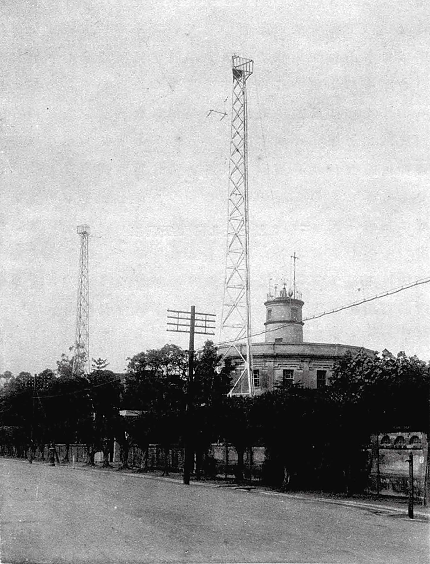 圖為1897年所建的臺北測候所，1937年改建為臺灣總督府氣象臺。（圖片取自臺灣氣象研究會 – 臺灣氣象研究會誌，Public Domain）