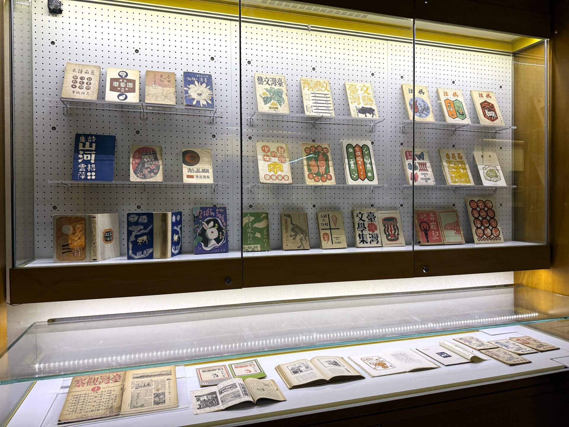 現場展示立石鐵臣的版畫裝幀作品。（攝影／朱佑霖）