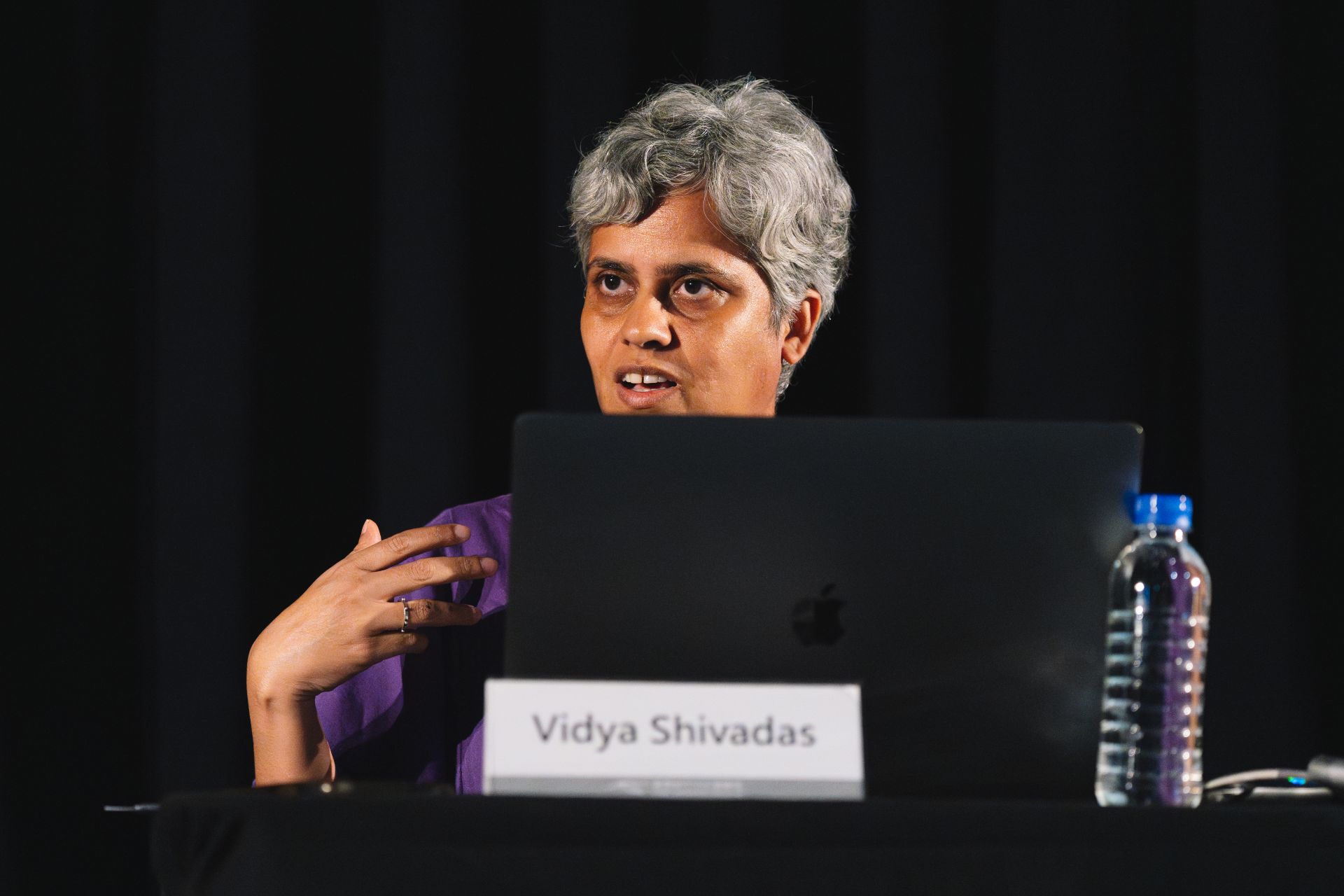 印度當代藝術基金會（FICA）總監暨策展人維迪婭・希瓦達斯（Vidya Shivadas)於論壇現場。圖片由C-LAB提供