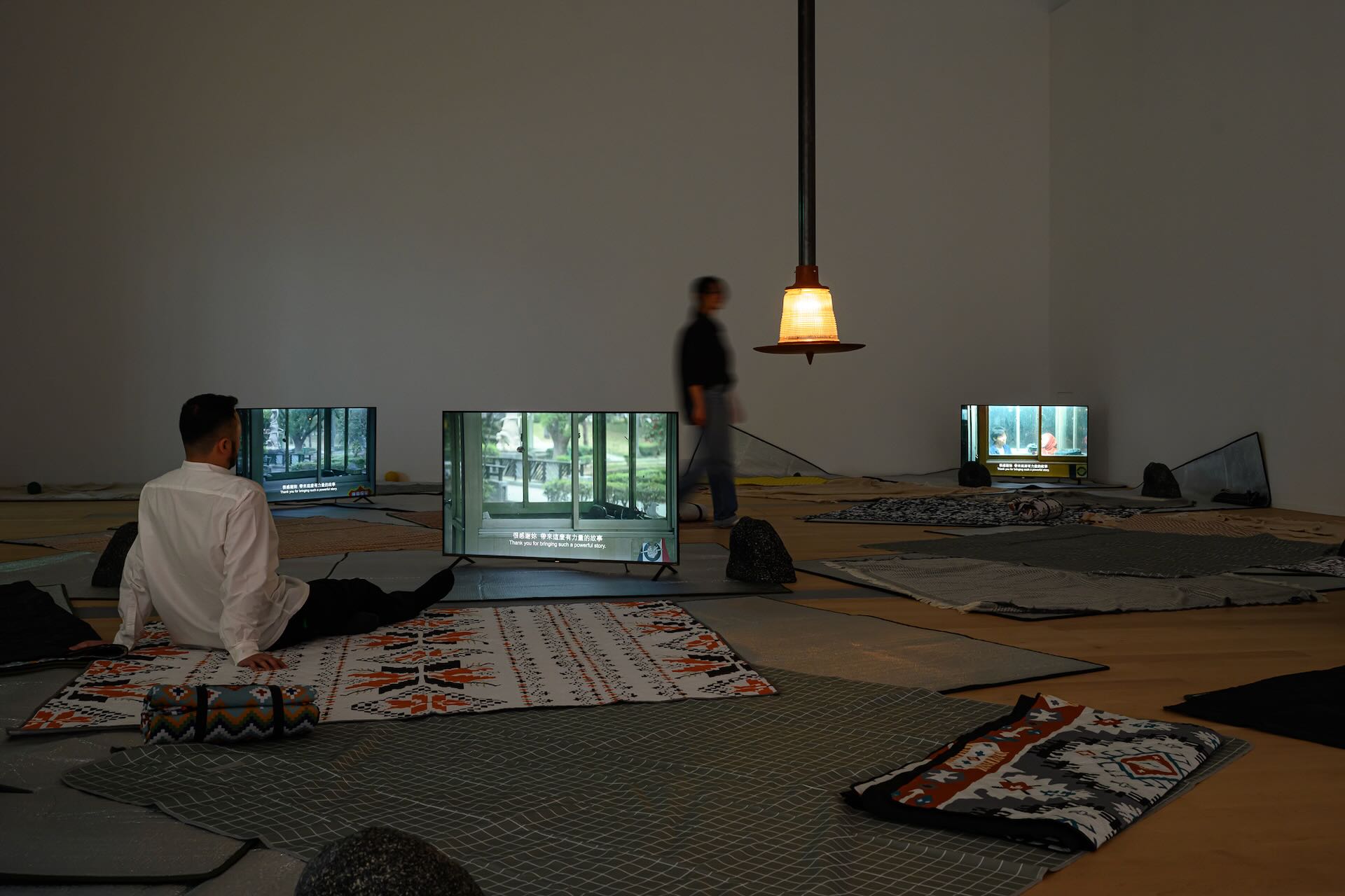你哥影視社將他們的影片《公園》以展覽版本的形式再製，邀請觀眾進入野餐墊成為「公園一景」。新美館提供