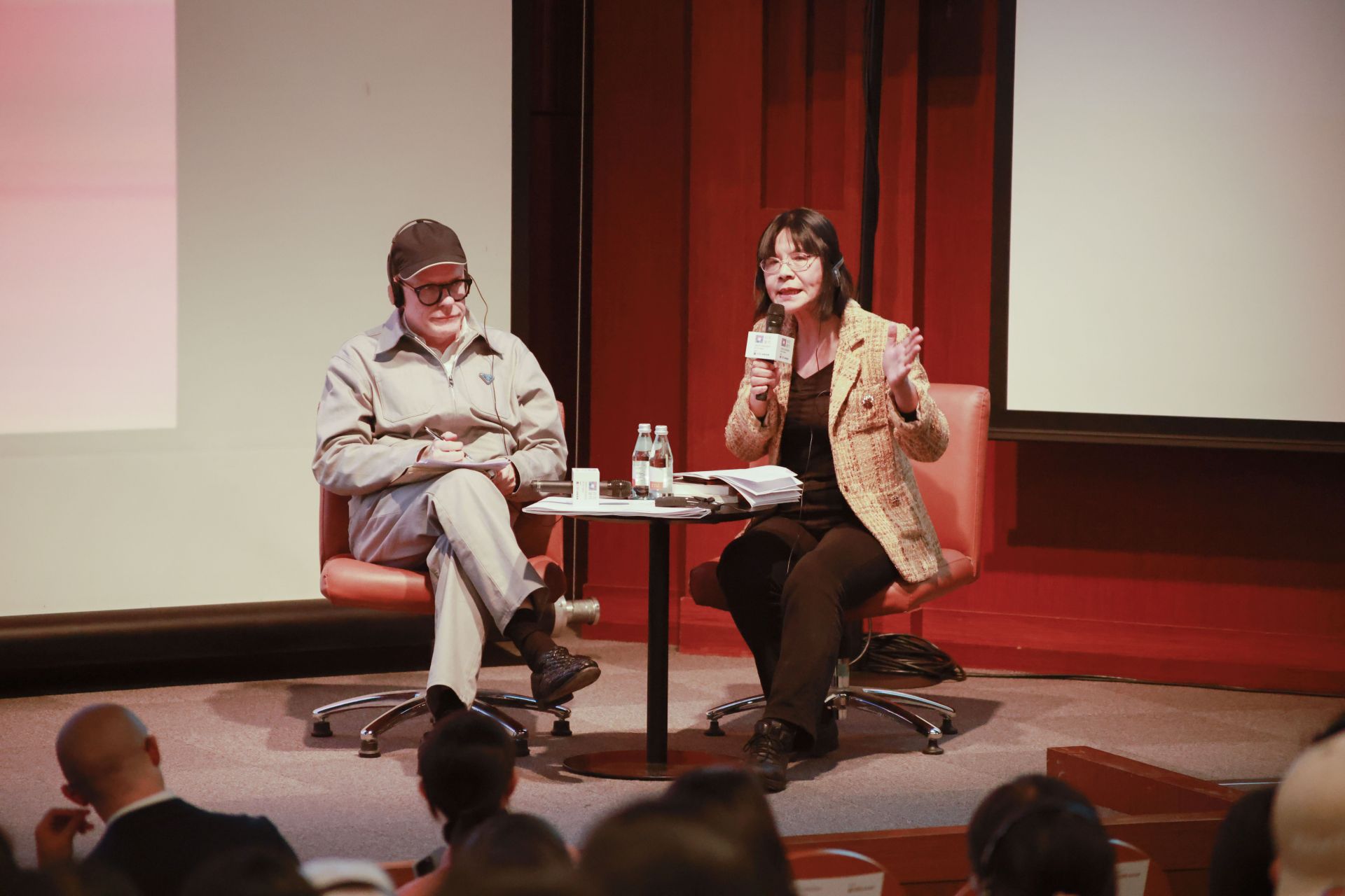 「策展的幻鏡」講座後，奧布里斯特與《典藏藝術家庭》社長簡秀枝的問答現場。（台北當代提供）