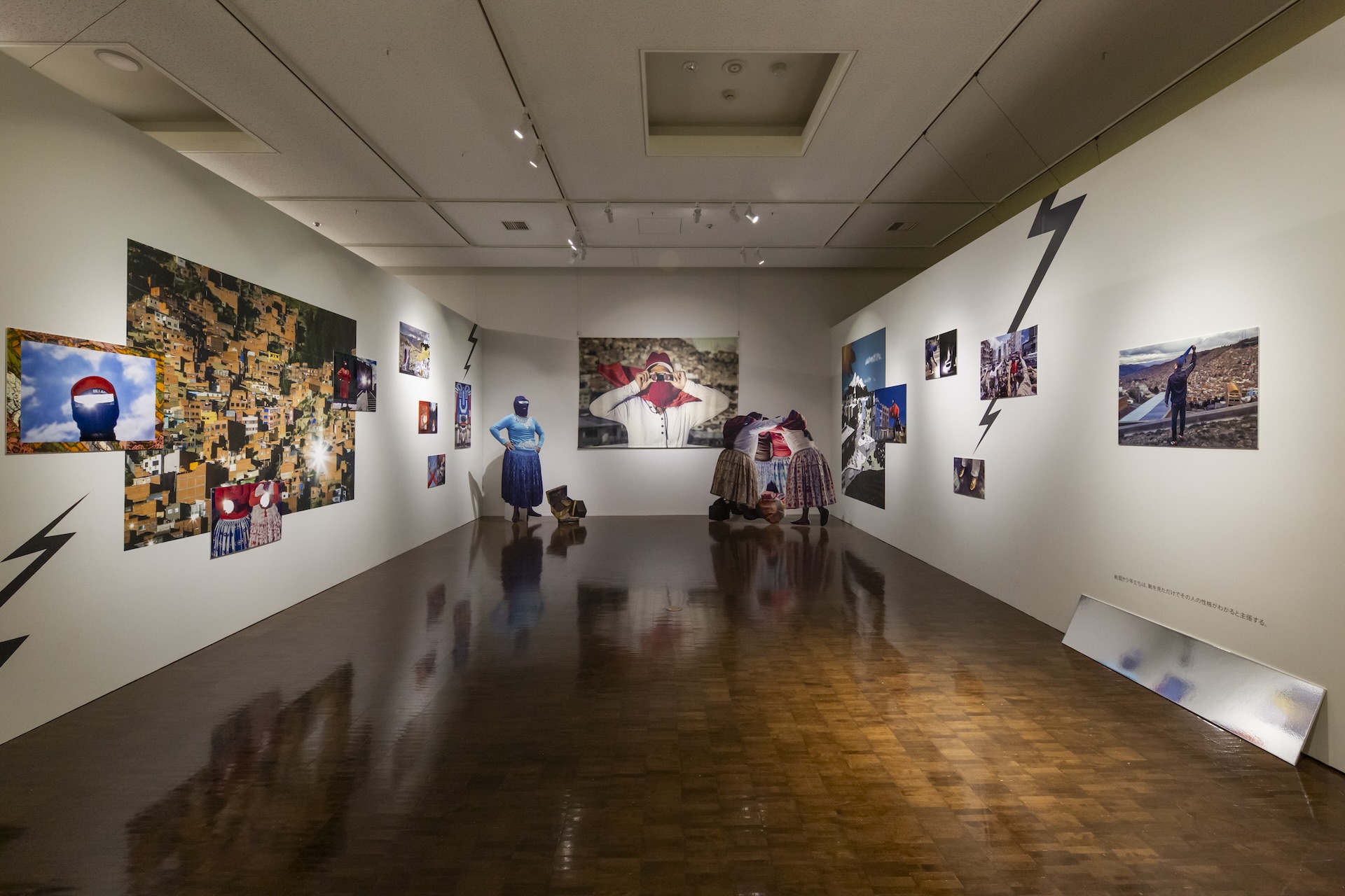 圖為 Federico Estol 的《SHINE HEROES》於 KG＋SELECT展出一景，聚焦玻利維亞拉巴斯與艾爾阿爾托擦鞋工人群體，以影像紀錄其集體匿名身分與社會處境。（攝影／Yuki Nakazawa，京都國際攝影節提供）