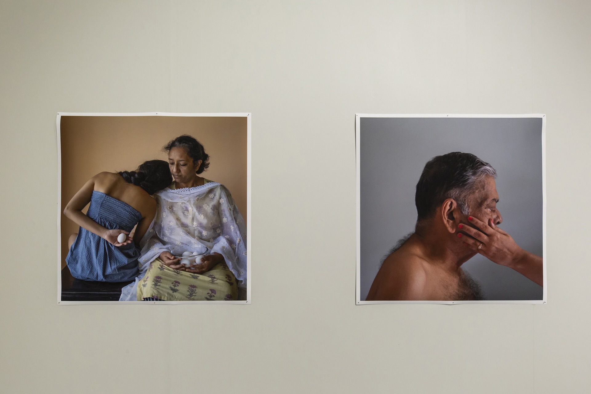 圖為 Riti Sengupta《那些我無法說出口的話》展出一隅。作品源於她與母親於疫情期間的「廚房對話」，透過家族檔案探討女性在婚姻與家庭中的壓抑與犧牲。（攝影／Yuki Nakazawa，京都國際攝影節提供）