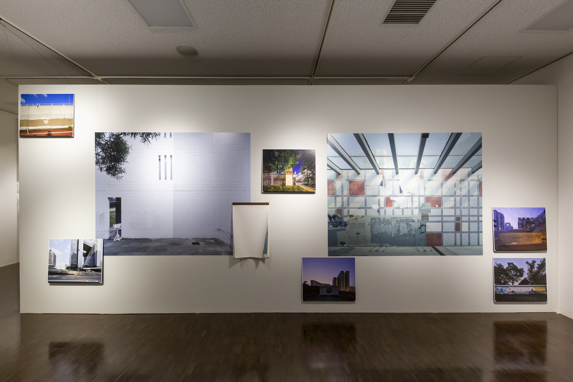 圖為何兆南《作品命名尚未成功》展出一隅。何兆南來自香港，其創作橫跨攝影、行為與裝置藝術。（攝影／Yuki Nakazawa，京都國際攝影節提供）