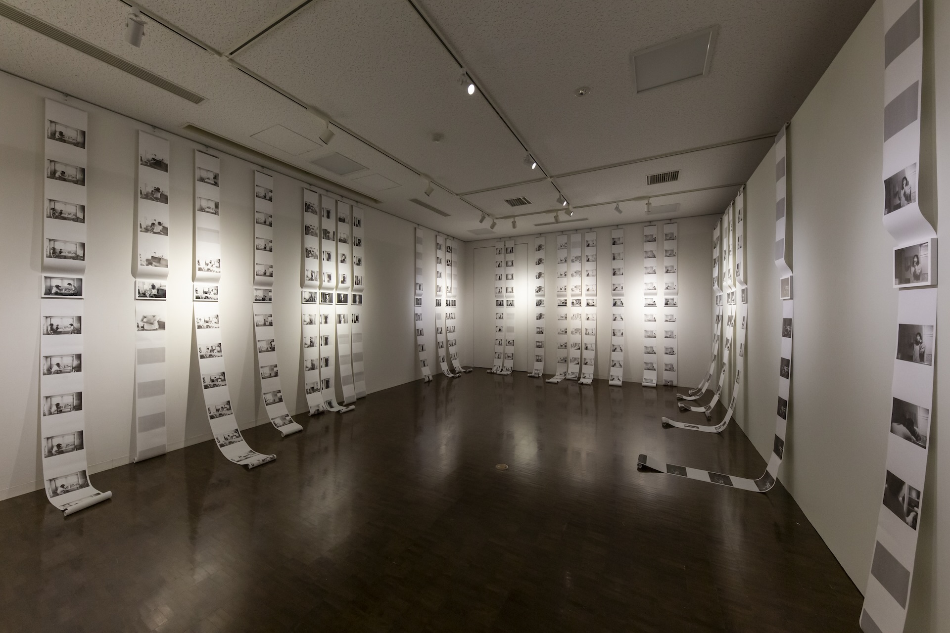 圖為南川惠利《今天也與昨日無異》展出一景。作品源於她作為母親的日常經驗，透過攝影凝視自我於婚後與育兒生活中逐漸模糊的身份，成為確認存在的方式。（攝影／Yuki Nakazawa，京都國際攝影節提供）