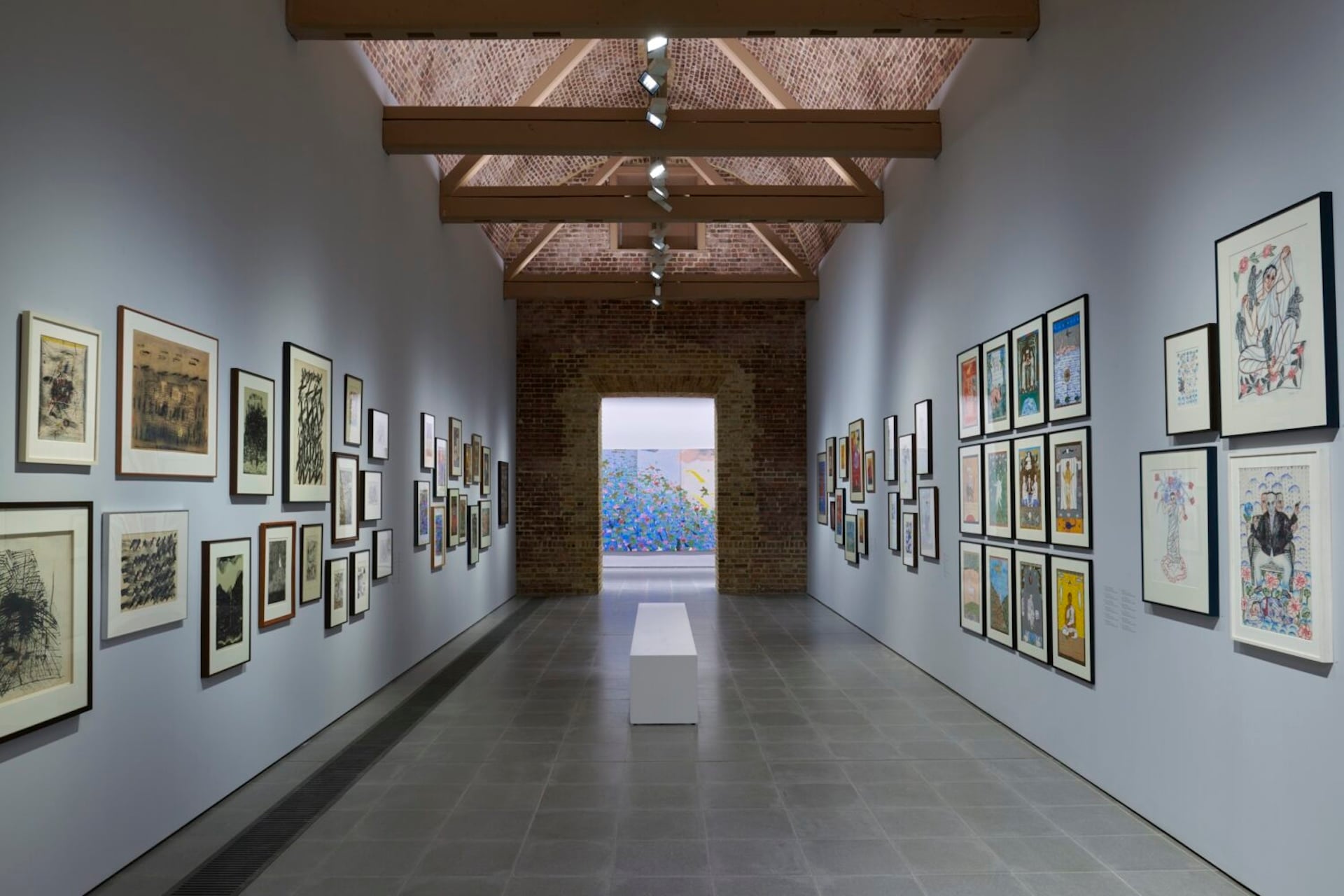「Remembering: Arpita Singh」於蛇形藝廊展出現場。 © Photo: Jo Underhill. Courtesy Arpita Singh and Serpentine.