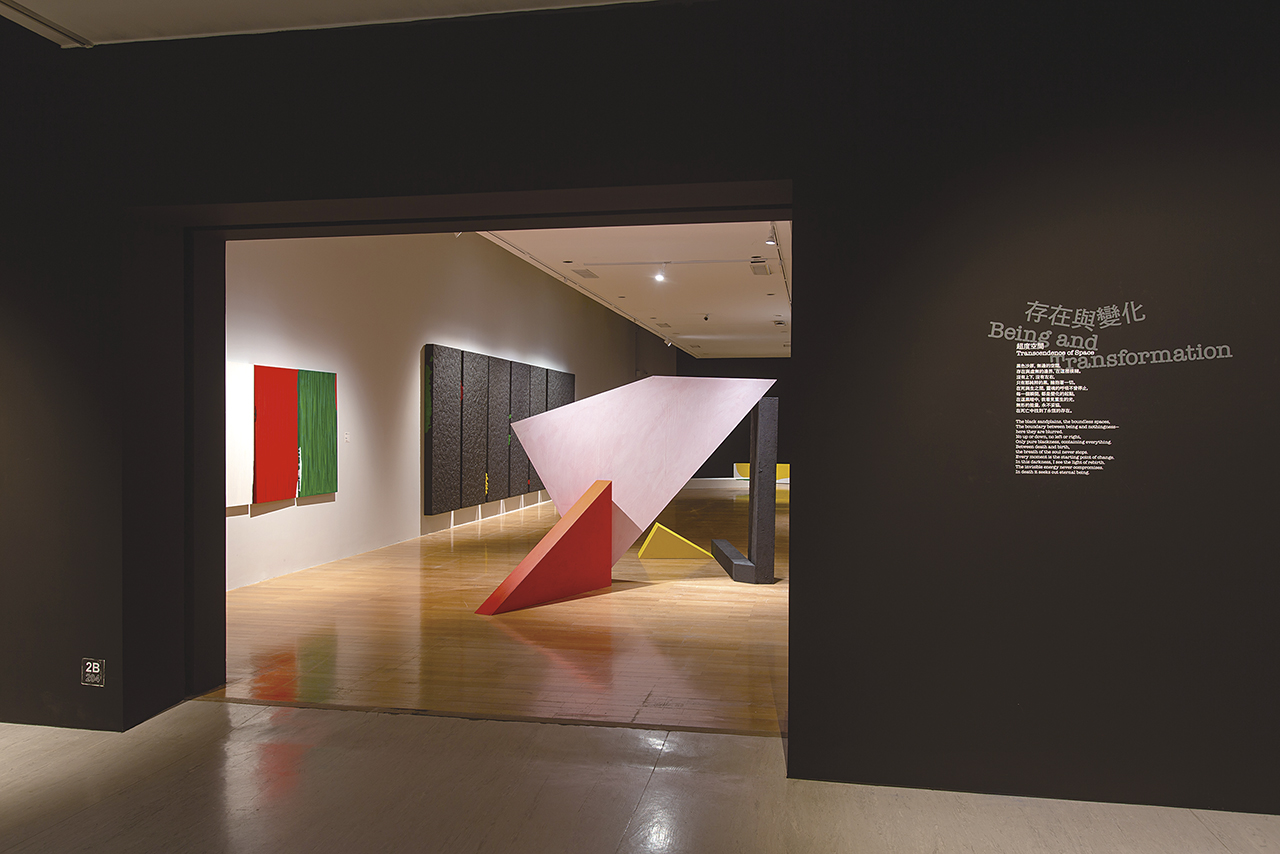 「黑潮：賴純純回顧展」的「存在與變化」子題展場一景。（臺北市立美術館提供）
