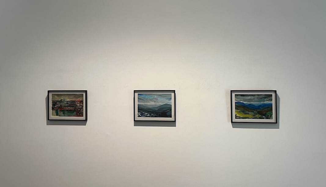 「霓虹森林」中展出的小尺幅水彩畫為馬哈切克早期創作。（攝影／章郡榕）