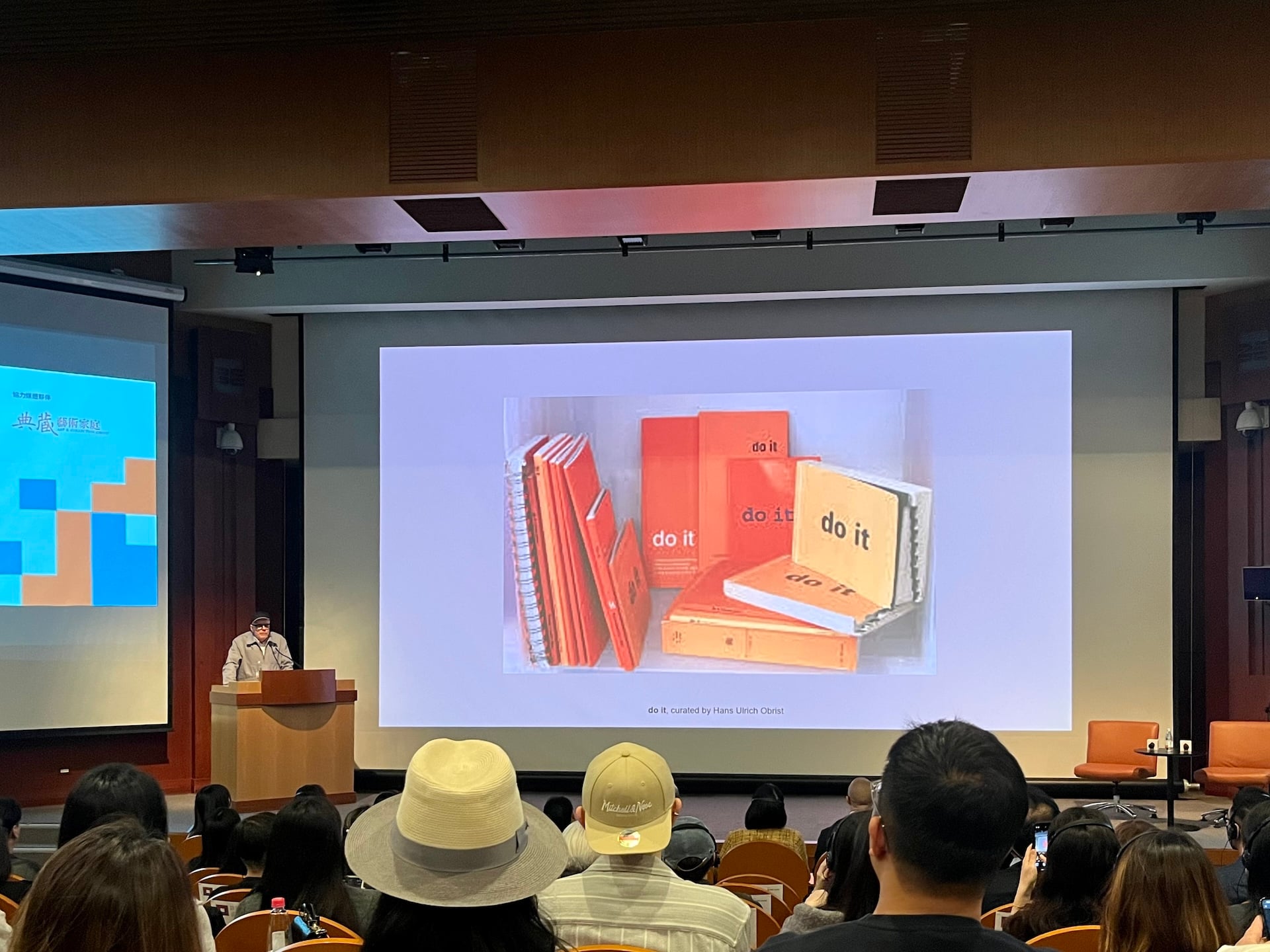 「做吧！」計畫中作為策展工具書的之「藝術家指南」。（攝影／章郡榕）