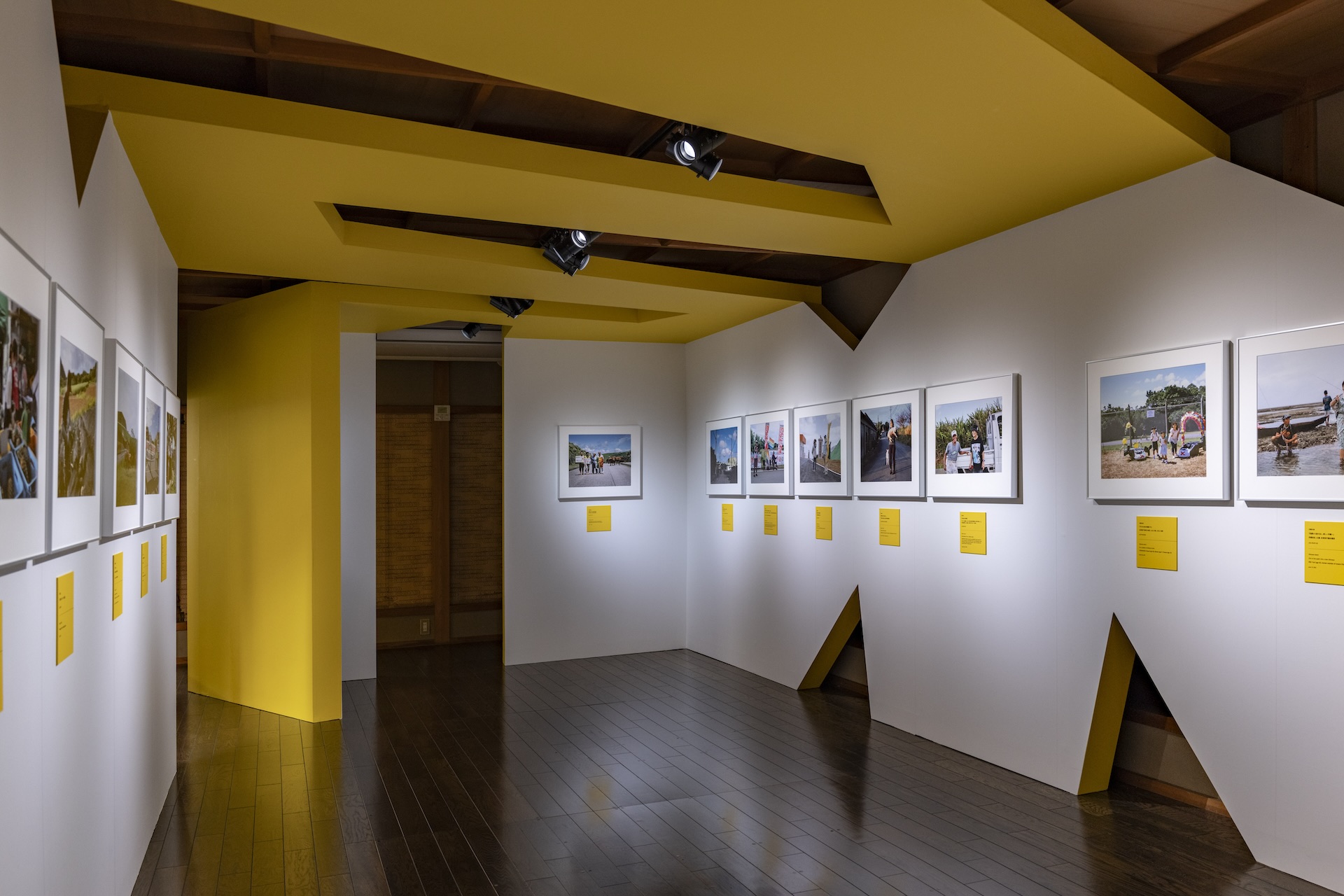 石川真生的「大琉球寫真繪卷」於「誉田屋源兵衛」展出一景。（攝影／Kenryou Gu，©︎ Kenryou Gu-KYOTOGRAPHIE 2025，KYOTOGRAPHIE 提供）
