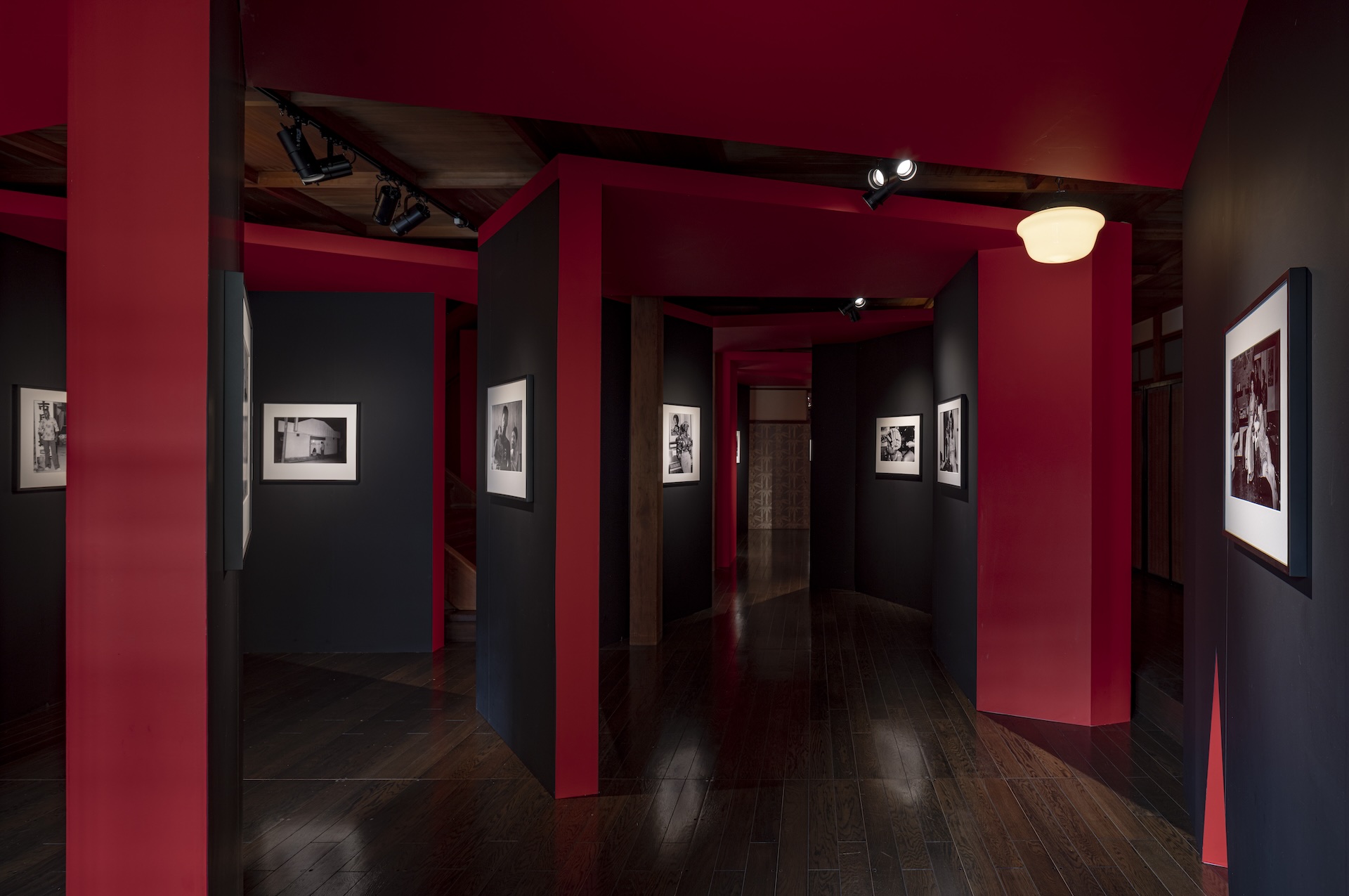 石川真生的「紅花」系列於「誉田屋源兵衛」展出一景。（攝影／Kenryou Gu，©︎ Kenryou Gu-KYOTOGRAPHIE 2025，KYOTOGRAPHIE 提供）