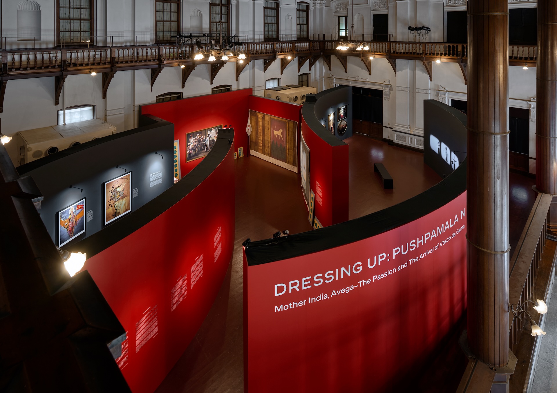 Pushpamala N於京都文化博物館別館展出其個展「Dressing Up: Pushpamala N」，圖為展場一景。（攝影／Kenryou Gu，©︎ Kenryou Gu-KYOTOGRAPHIE 2025，KYOTOGRAPHI…