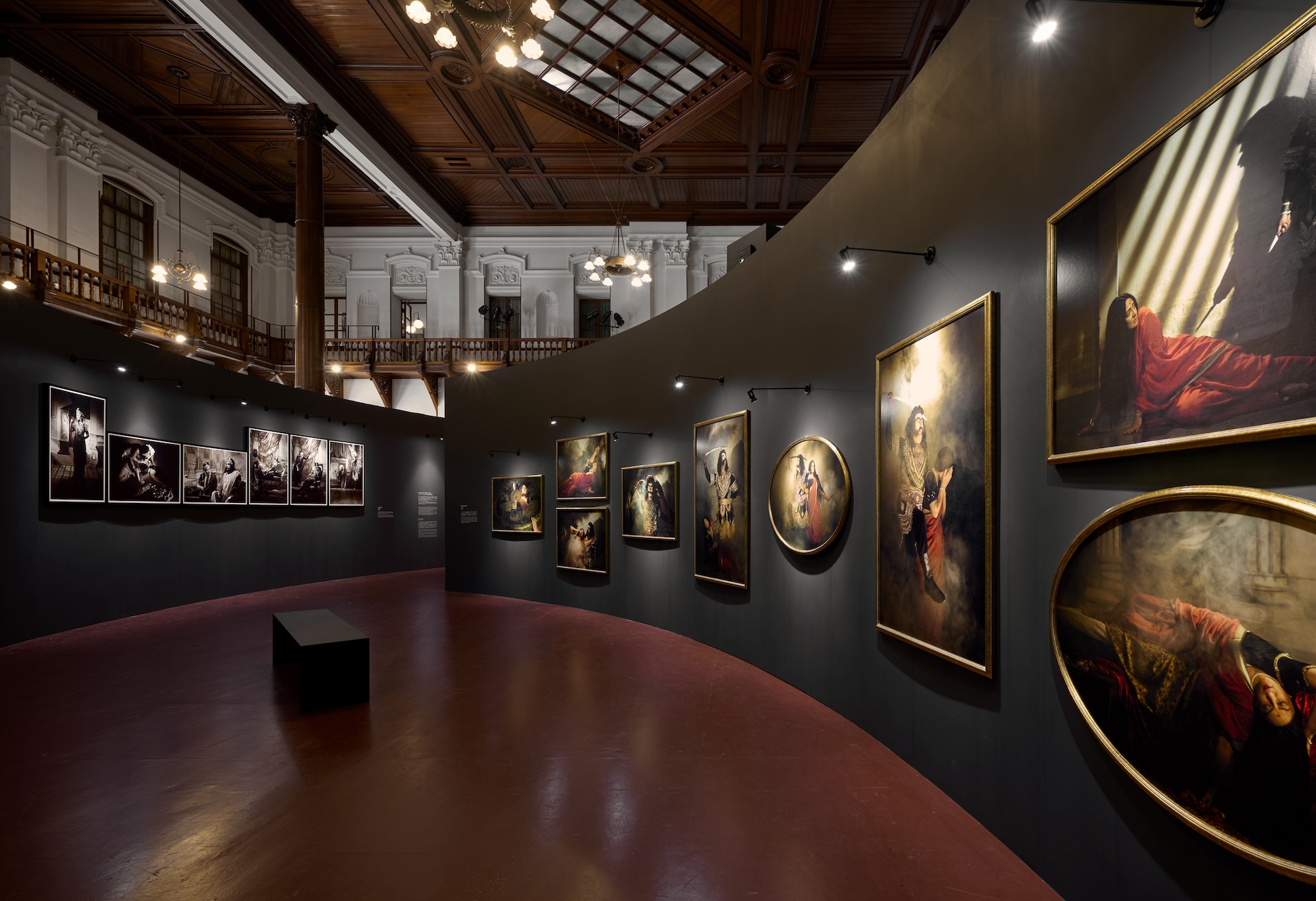 Pushpamala N於京都文化博物館別館展出其個展「Dressing Up: Pushpamala N」，圖為展場一景。（攝影／Kenryou Gu，©︎ Kenryou Gu-KYOTOGRAPHIE 2025，KYOTOGRAPHI…
