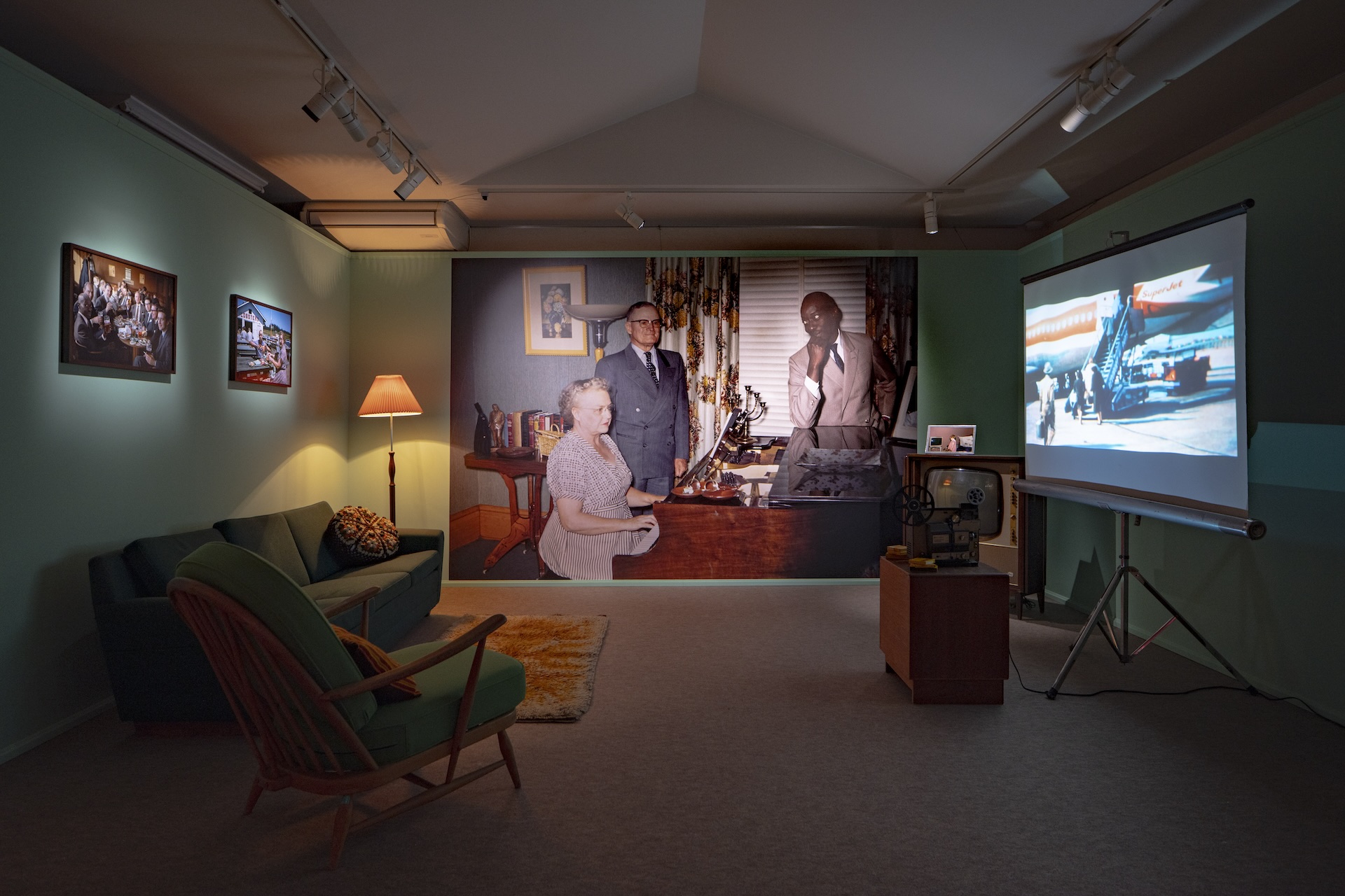 Lee Shulman與Omar Victor Diop的《匿名計畫之在場》在嶋臺畫廊 東館展出一景。。（攝影／Kenryou Gu，©︎ Kenryou Gu-KYOTOGRAPHIE 2025，KYOTOGRAPHIE 提供）