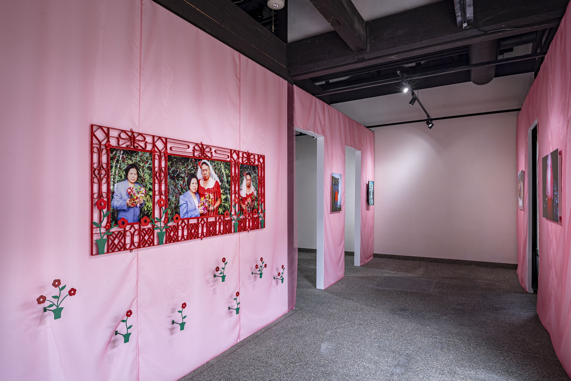 圖為劉星佑於京都 Gallery SUGATA 展出作品《My Parents and I》一景。此為他與家人共同歷時近 15 年的攝影計畫，透過鏡頭記錄彼此間的情感對話與陪伴，展現藝術與家庭間深刻的生命連結。（攝影／Kenryou Gu，…