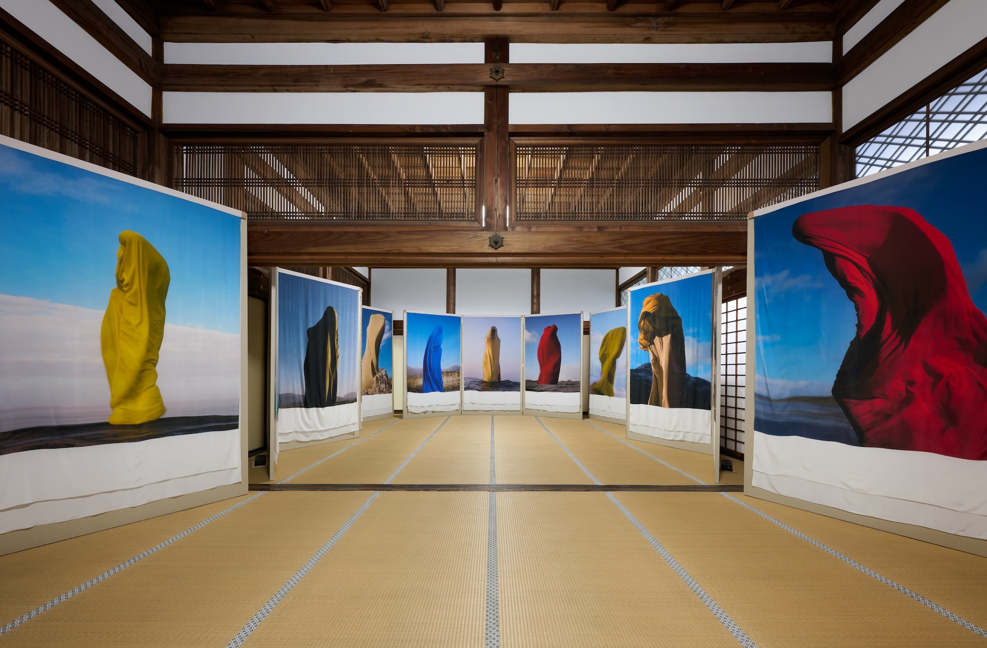 Eamonn Doyle的攝影系列「K」於京都東本願寺大玄関展出，圖為展場一景。（攝影／Kenryou Gu，©︎ Kenryou Gu-KYOTOGRAPHIE 2025，KYOTOGRAPHIE 提供）