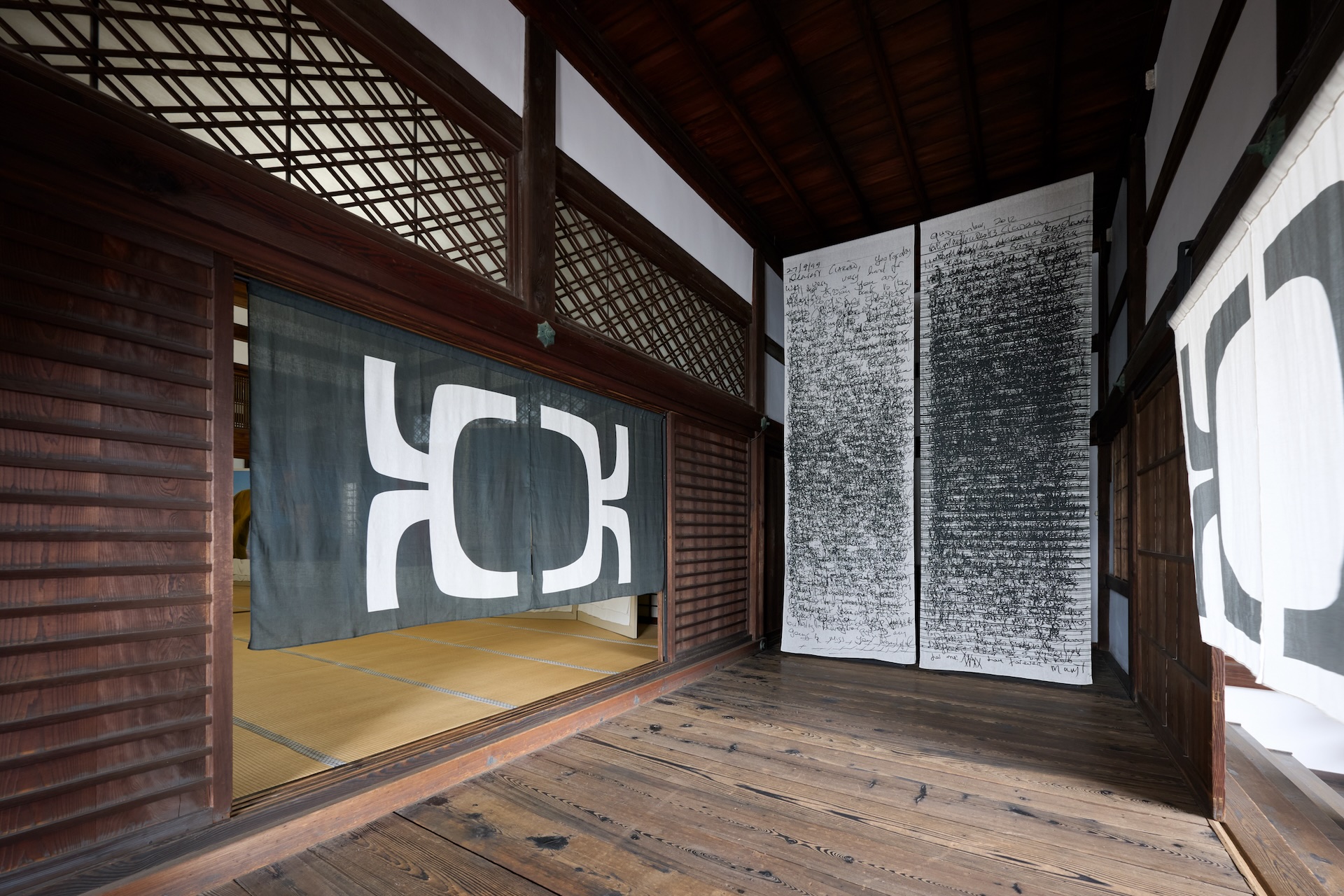 Eamonn Doyle的攝影系列「K」於京都東本願寺大玄関展出入口一景。（攝影／Kenryou Gu，©︎ Kenryou Gu-KYOTOGRAPHIE 2025，KYOTOGRAPHIE 提供）