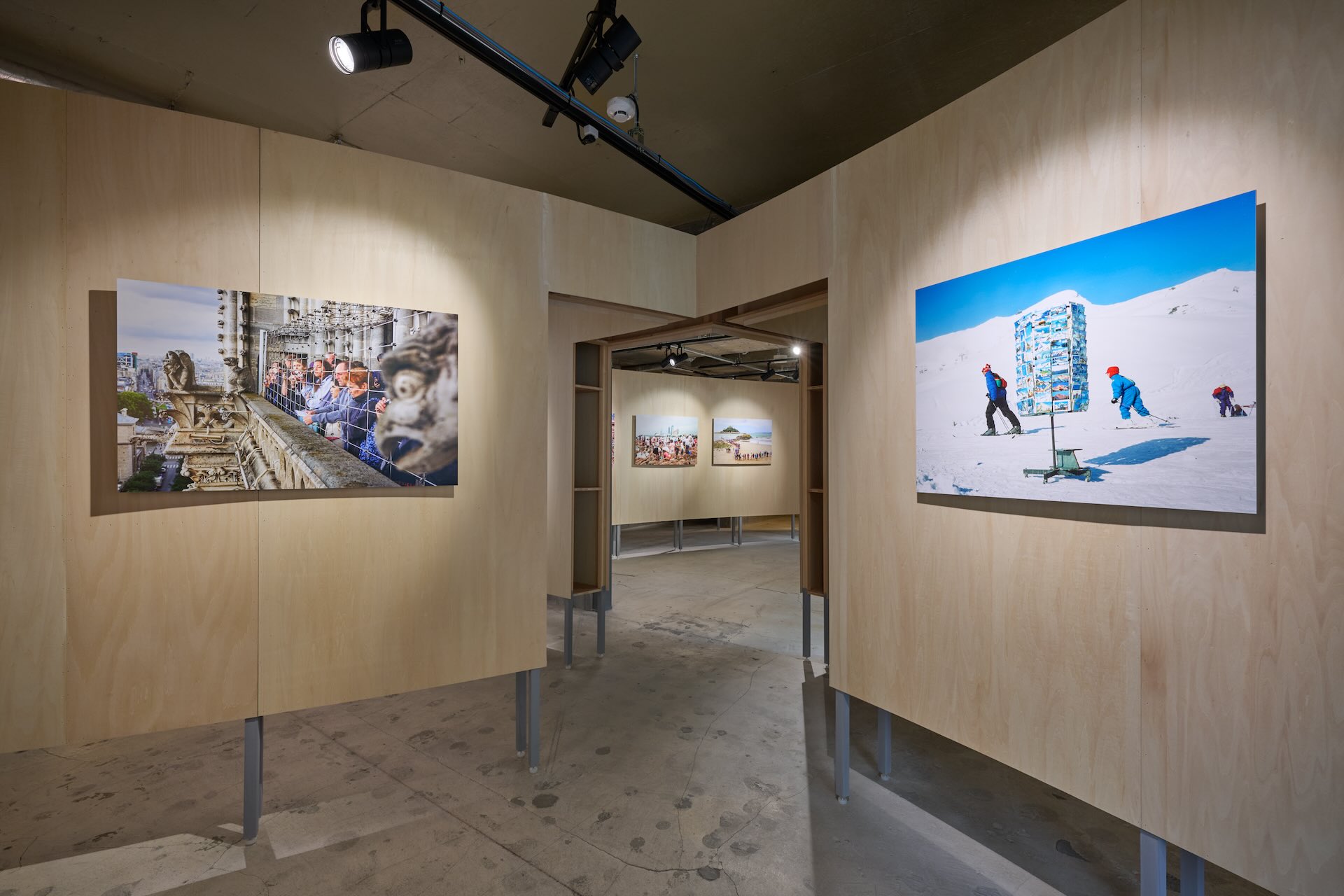 馬丁・帕爾（Martin Parr）於TIME’S展出《Small World》。（攝影／Kenryou Gu，©︎ Kenryou Gu-KYOTOGRAPHIE 2025，KYOTOGRAPHIE 提供）