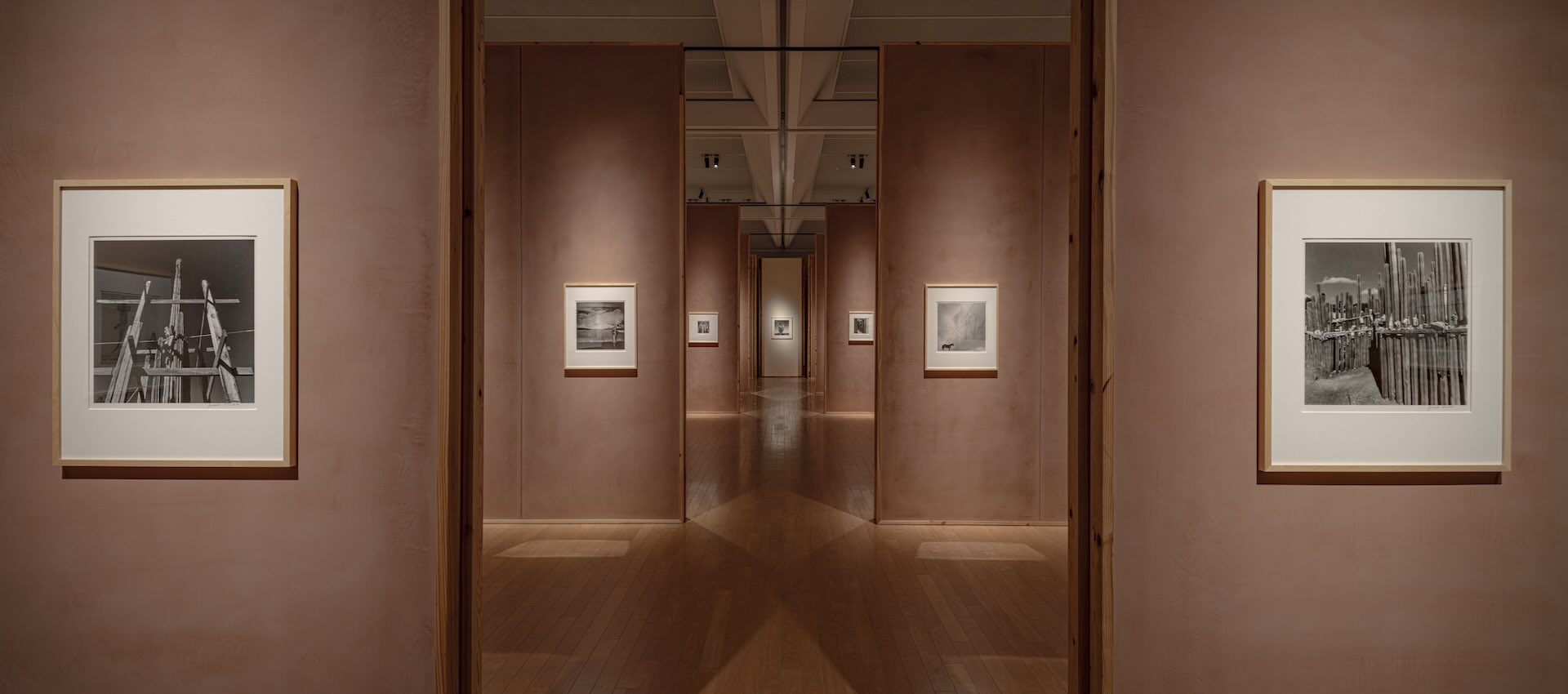 Graciela Iturbide於京都市美術館別館展出，圖為展場一景。（攝影／Kenryou Gu，©︎ Kenryou Gu-KYOTOGRAPHIE 2025，KYOTOGRAPHIE 提供）