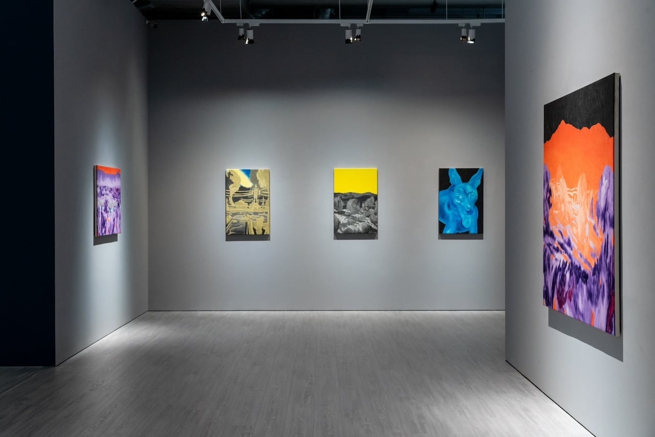 「霓虹森林：轉瞬即逝的歲月拓片」展場一隅，圖中右方為《明亮的山丘》（2024）一作。（安卓藝術提供）
