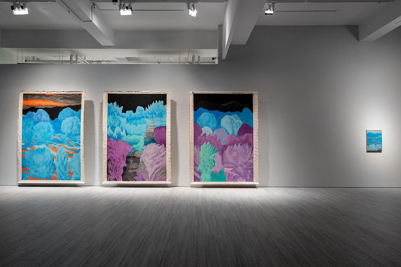「霓虹森林：轉瞬即逝的歲月拓片」中展出三聯幅新作——《瀑布》、《火山平原》與《石子小徑》。（安卓藝術提供）