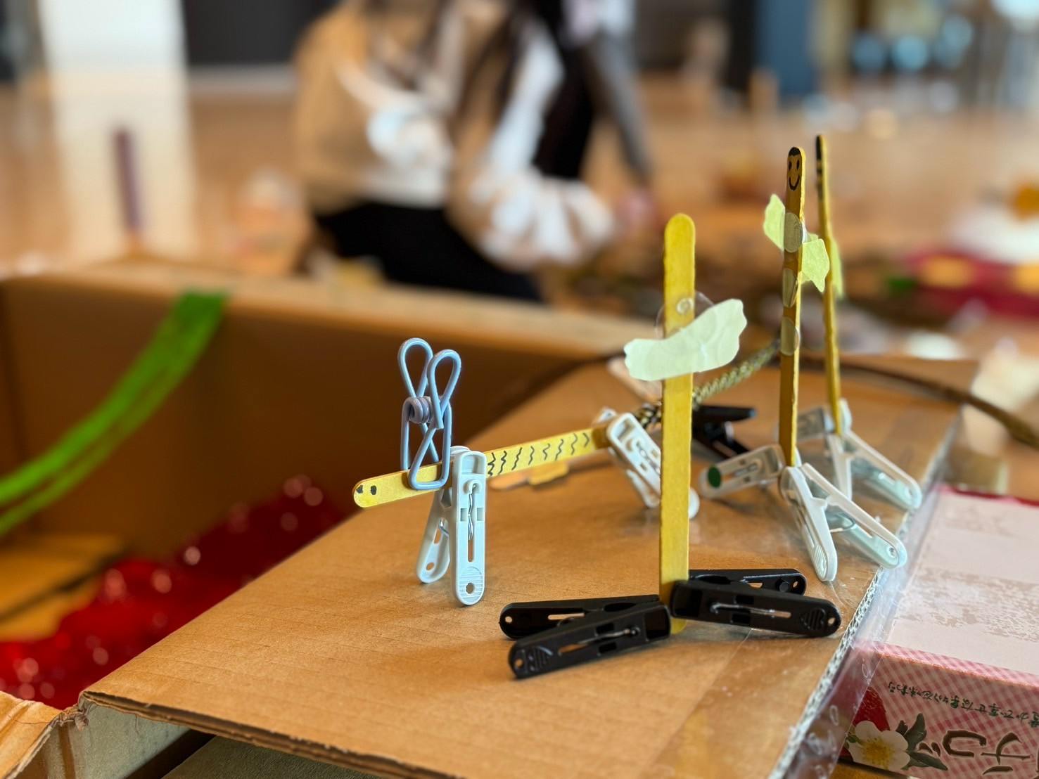 透過工作坊就近取材，學習打造遊戲的方法。（桃園市立美術館提供）
