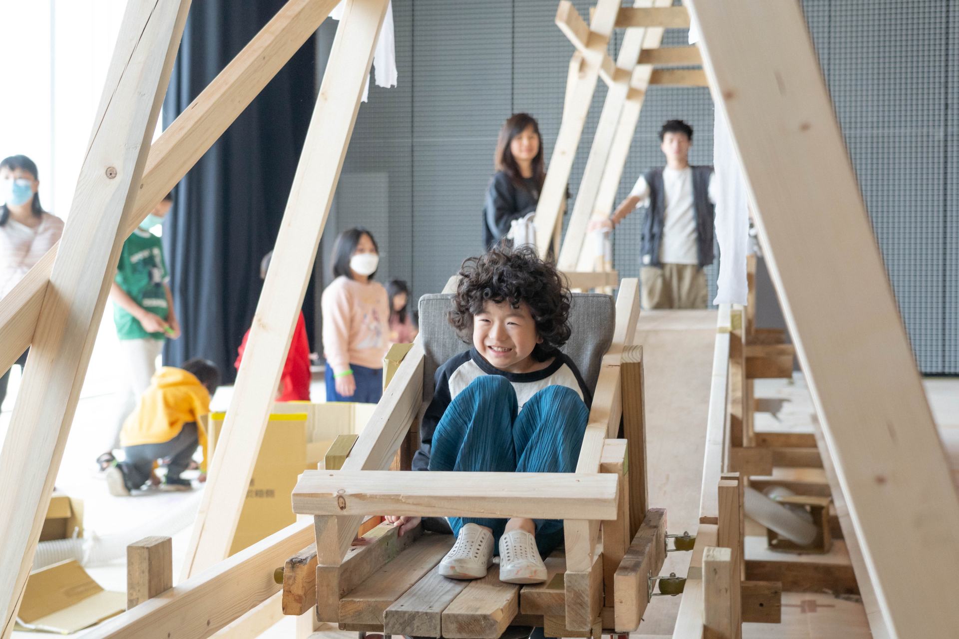 「外掛學校：開放遊戲場」翻轉大眾對美術館的既定印象，與孩童建立起前所未有的連結。（桃園市立美術館提供）